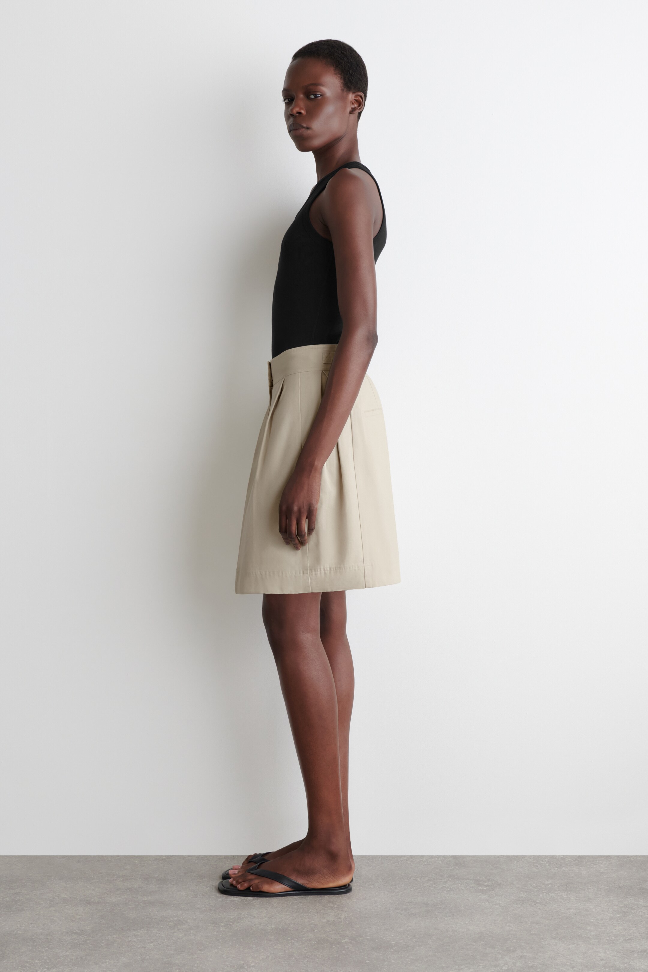 Преглед на по-голямо изображение: PLEATED BUCKLE-DETAIL MINI SKIRT - СВЕТЛО БЕЖОВО - ЖЕНИ | H&M BG 4