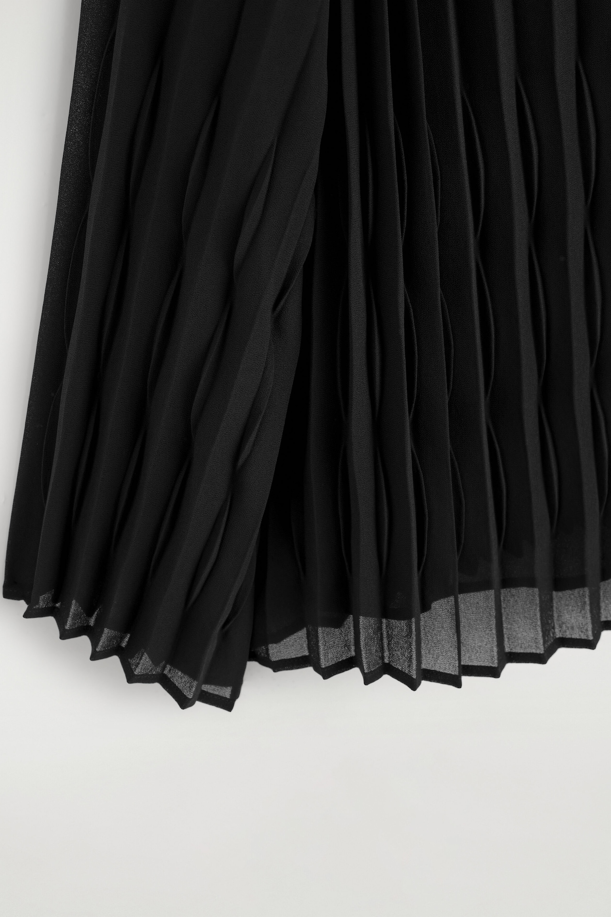 TIE-FRONT PLEATED GEORGETTE BLOUSE — BLACK