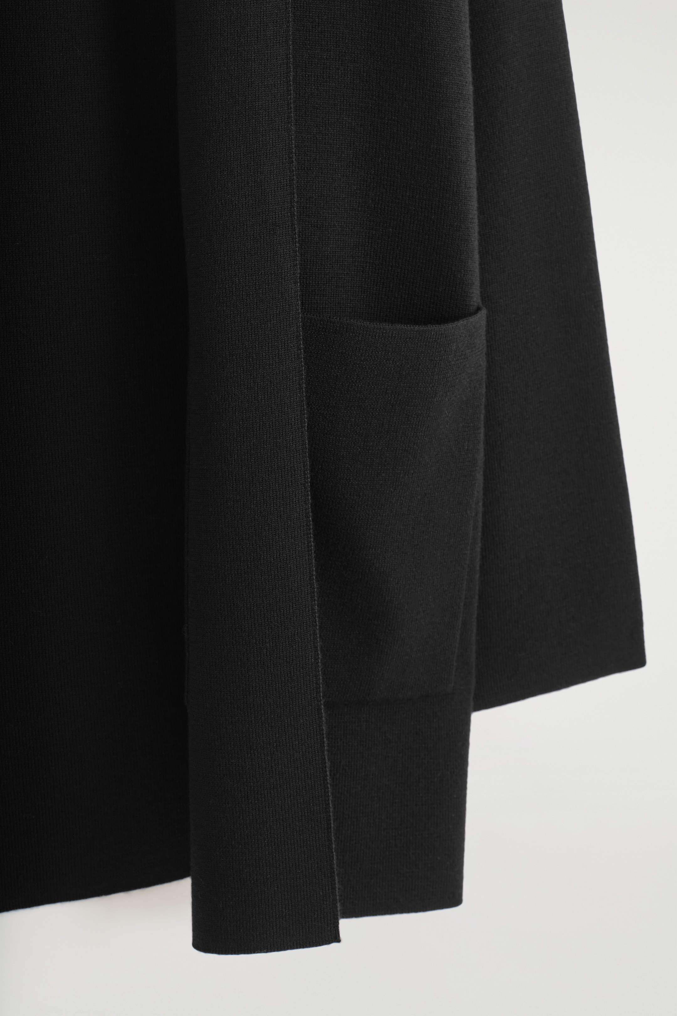 Ver imagen más grande: CÁRDIGAN DE LANA MERINO CON CUELLO DRAPEADO - NEGRO - MUJER | H&M ES 8