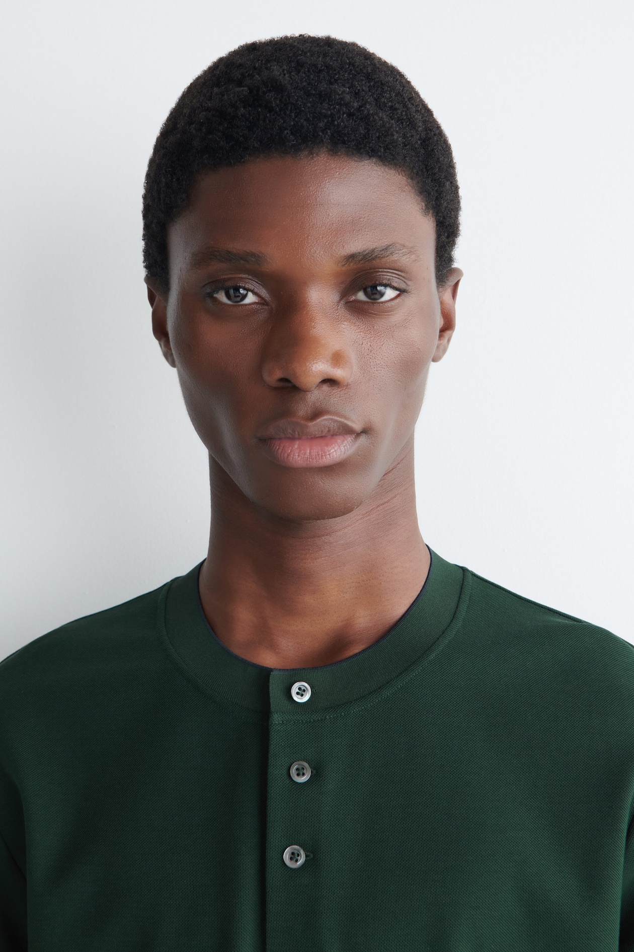 CONTRAST-TIPPED COTTON-PIQUÉ HENLEY TOP — FOREST GREEN
