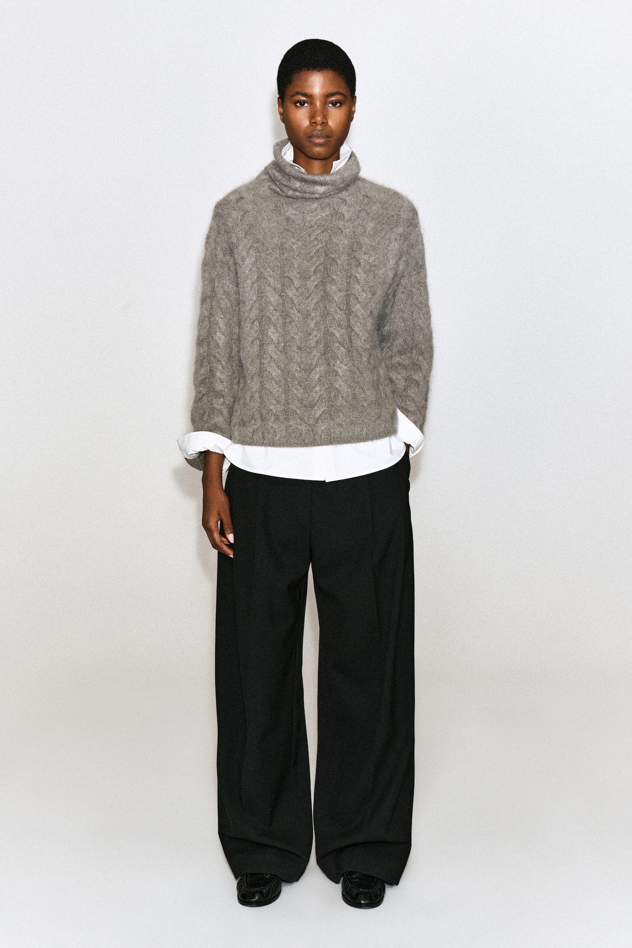 CABLE-KNIT BRUSHED PURE CASHMERE SWEATER — BROWN