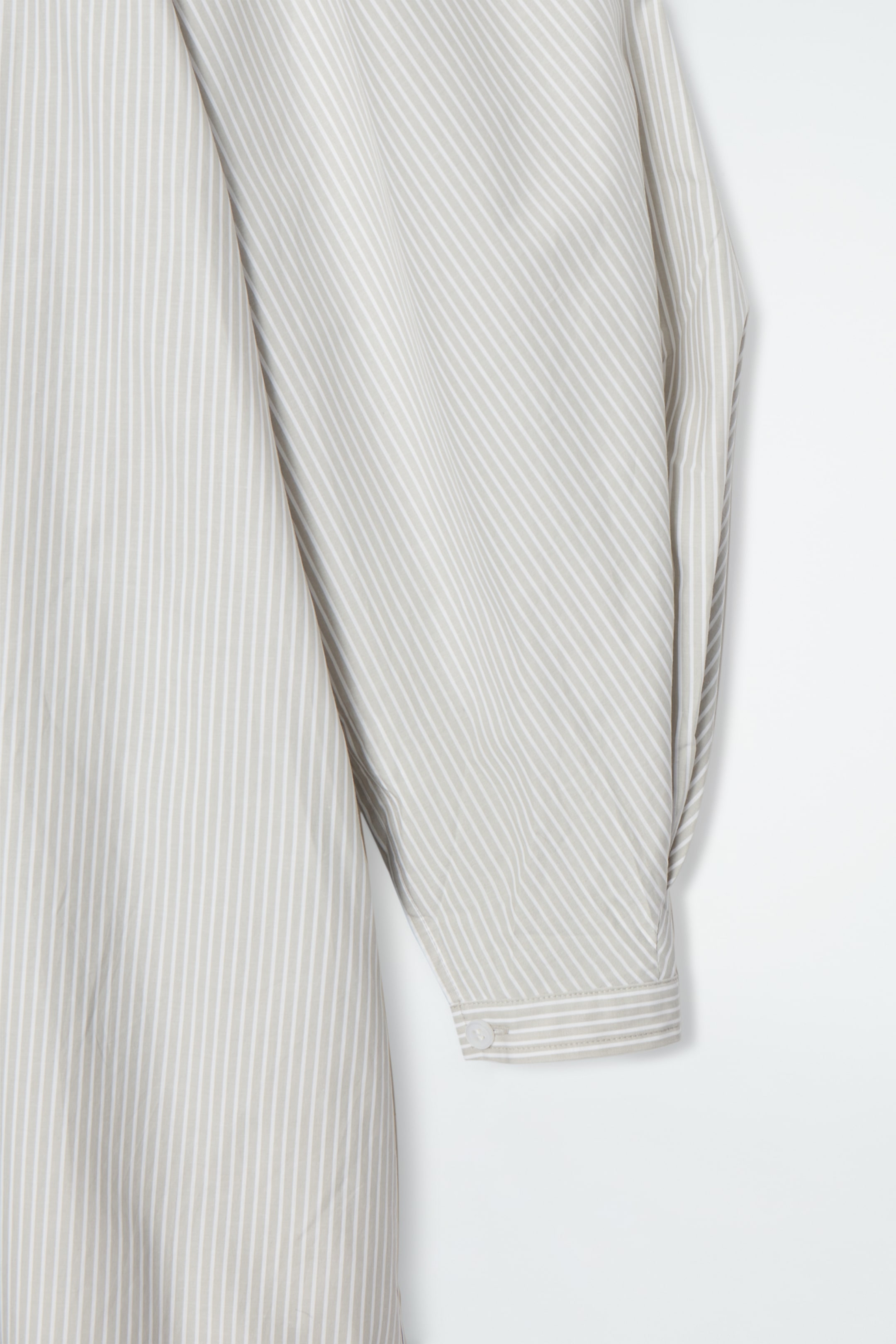 Grösseres Bild ansehen: HEMDBLUSENKLEID IN MIDILÄNGE MIT GRANDAD-KRAGEN - BEIGE/GESTREIFT - DAMEN | H&M CH 2