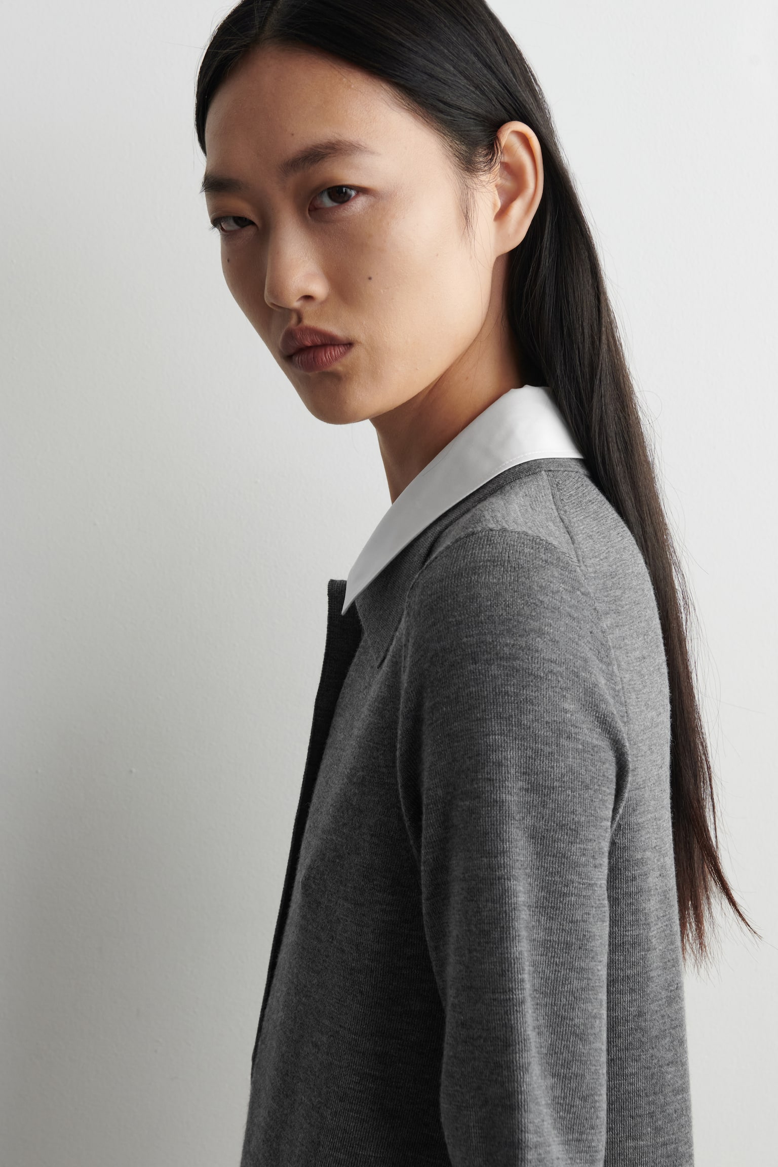 LAYERED-COLLAR MERINO WOOL MINI DRESS - אפור מלנג' - 7