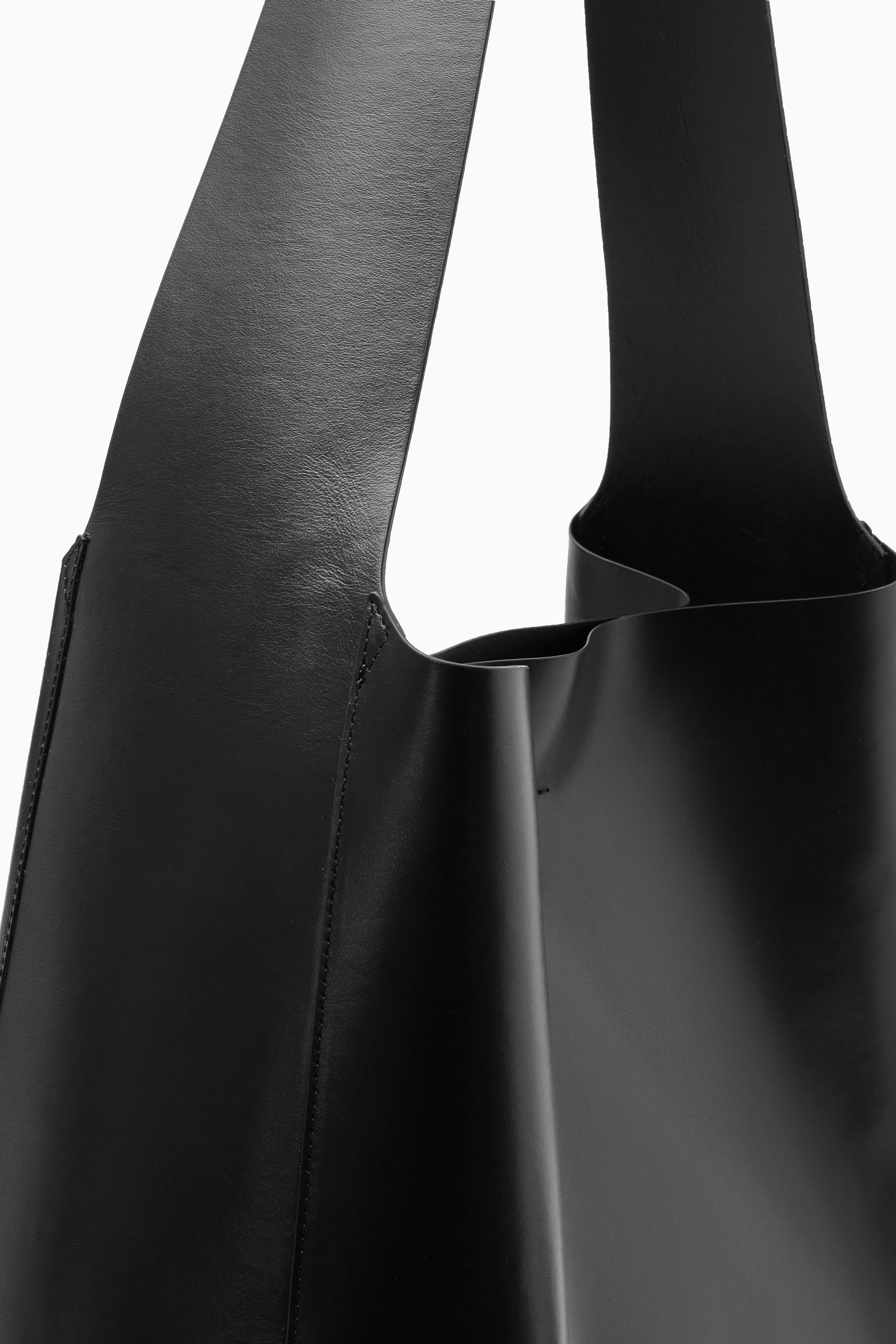 SLOUCHY SHOULDER BAG - LEATHER - BLACK | COS