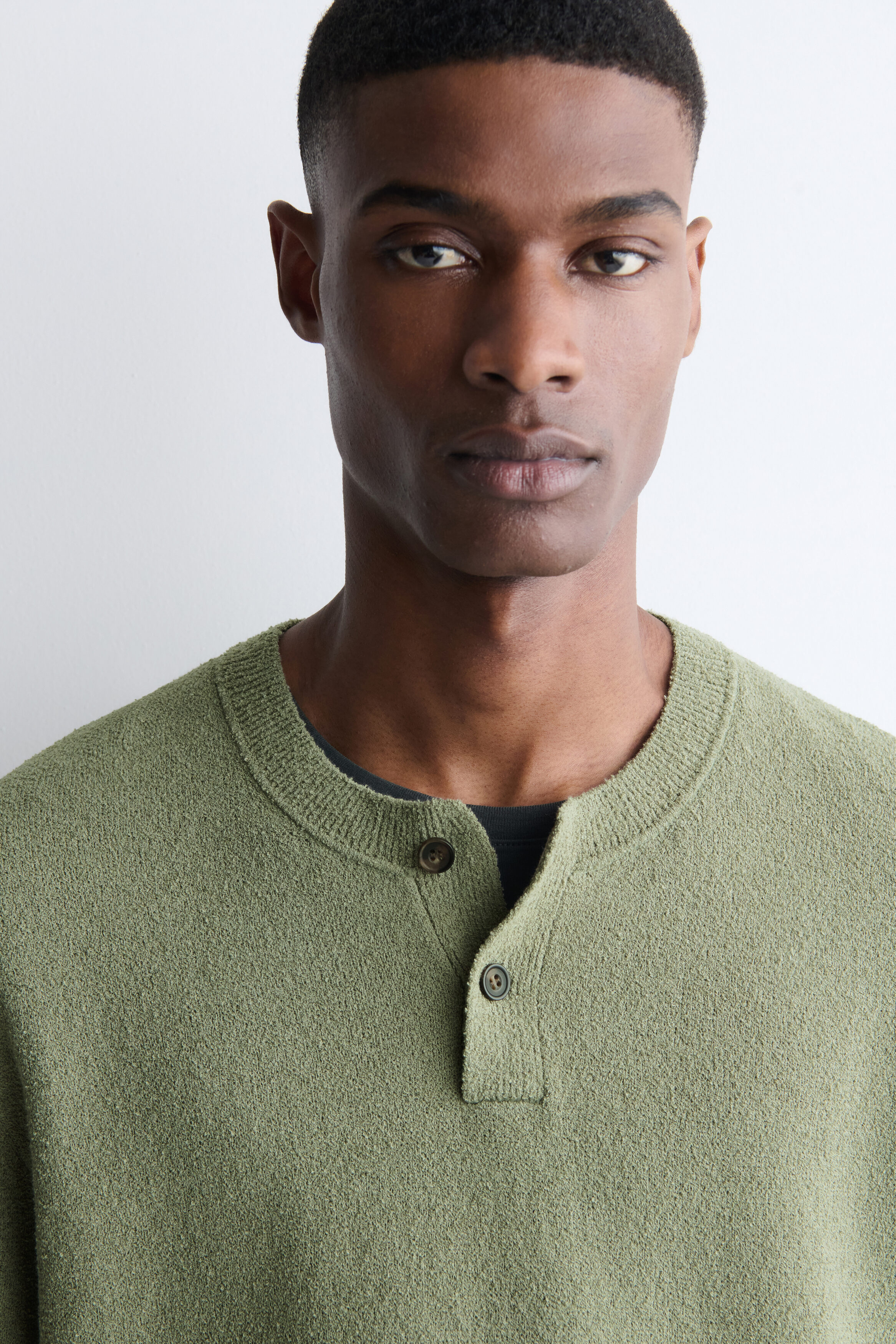 BOUCLÉ-KNIT HENLEY T-SHIRT - GREEN | COS