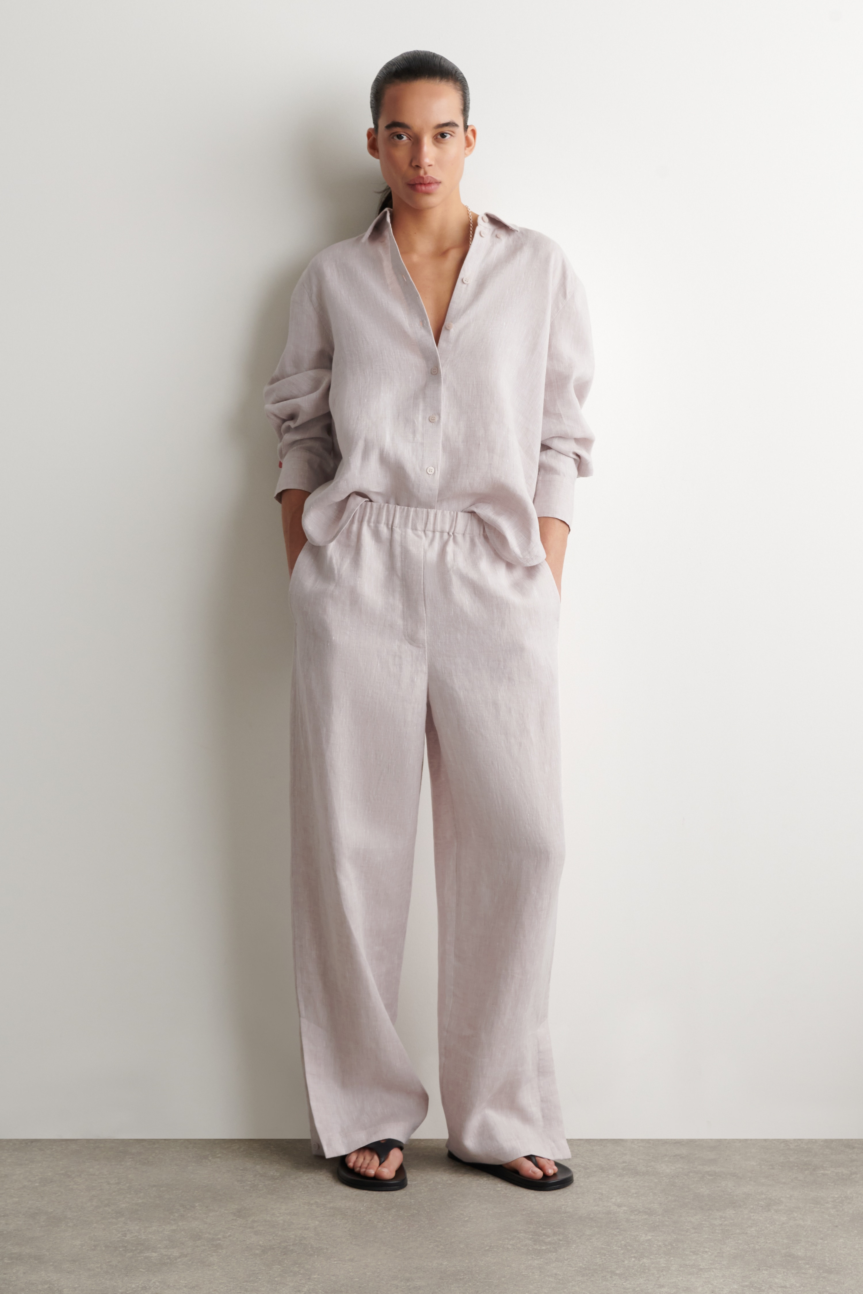 LEINENHOSE MIT BARREL-BEIN UND ELASTISCHEM BUND