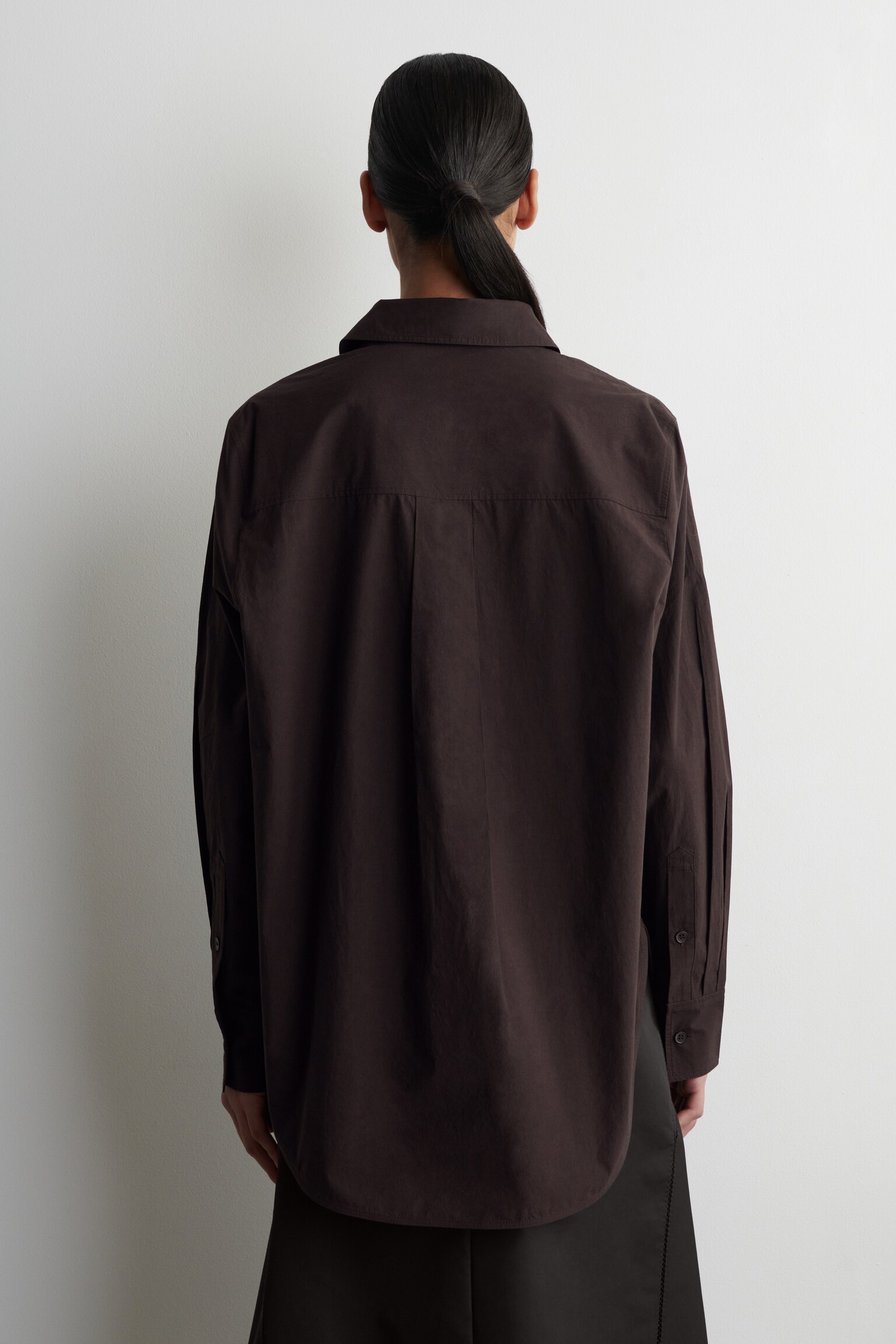 CAMISA AJUSTADA DE ALGODÃO PIMA - CASTANHO ESCURO/BRANCO/BRANCO - 7