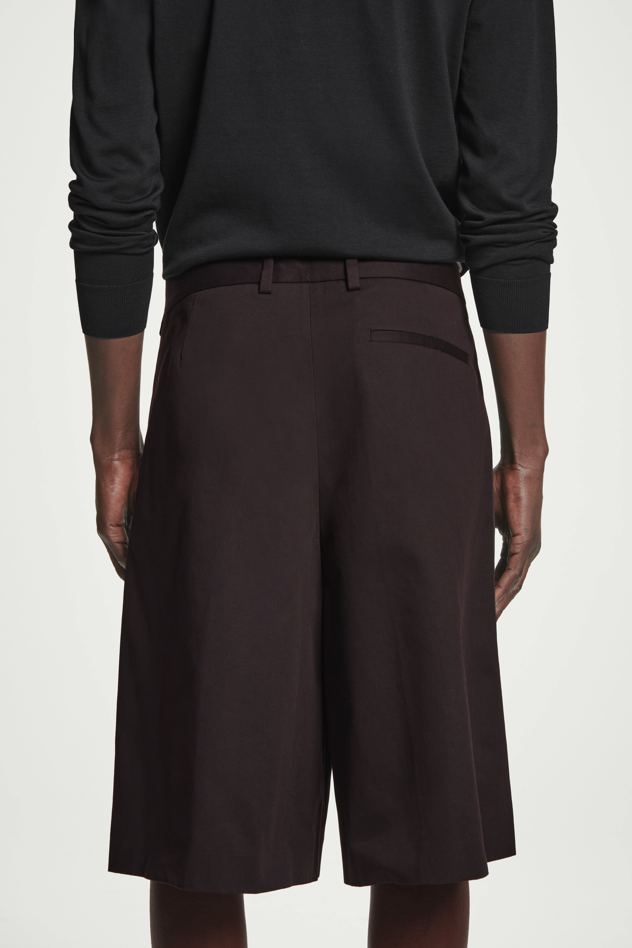 Ver imagen más grande: PANTALÓN CORTO DE TRAJE ANCHO - MARRÓN OSCURO - HOMBRE | H&M ES 3