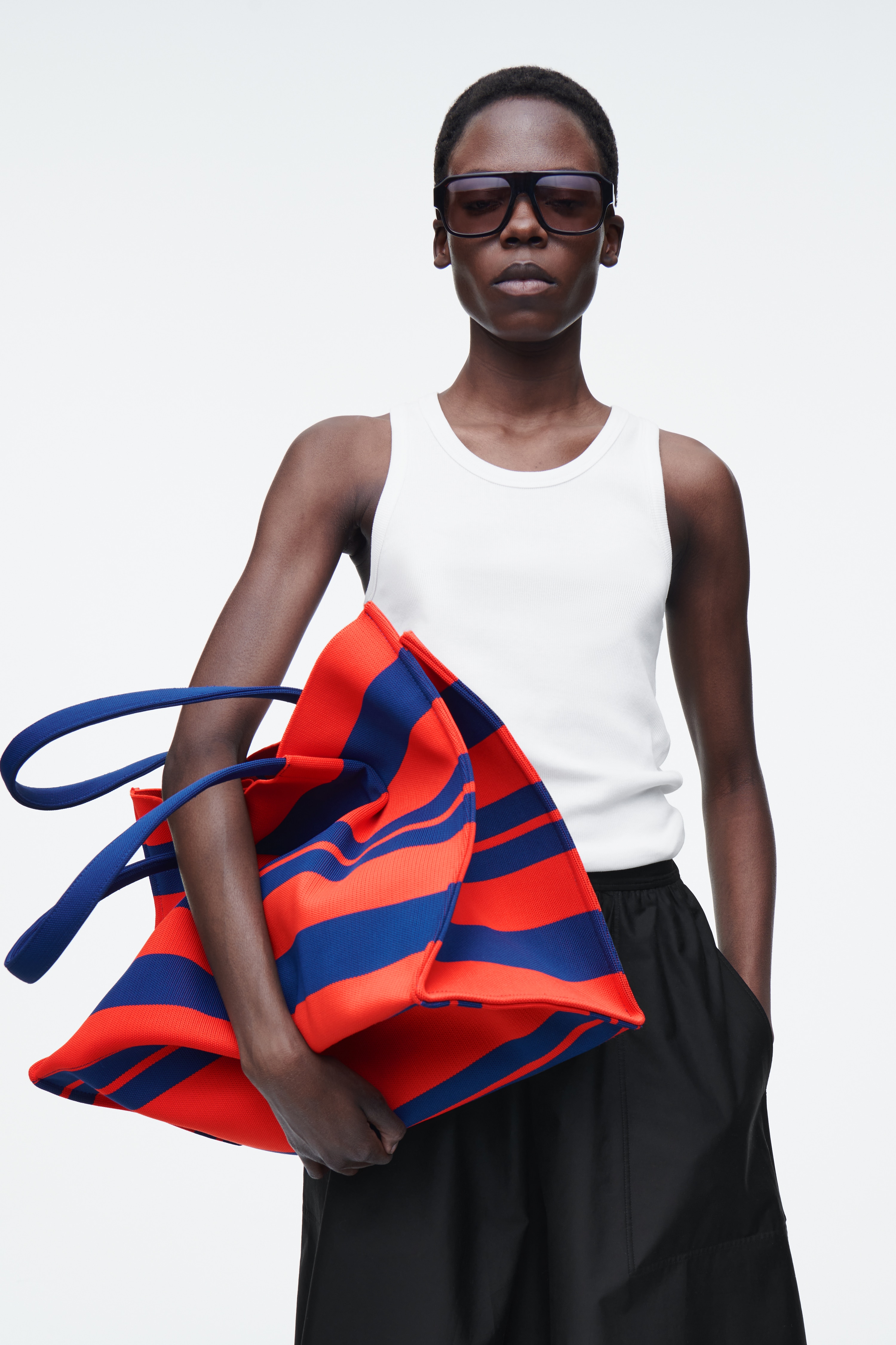 PÁSOVANÁ TRŽNÍ TAŠKA - ČERVENÁ / MODRÁ / PRUHOVANÁ