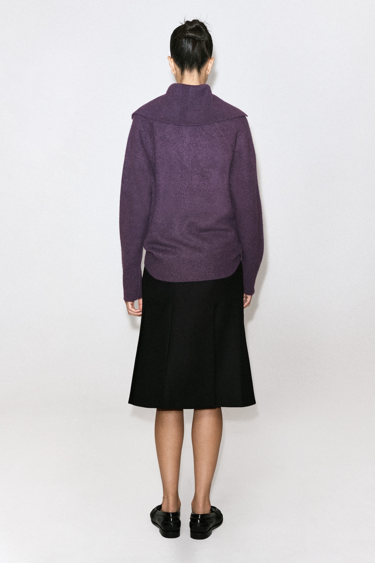 V-DETAIL PURE CASHMERE MOCK-NECK SWEATER — EGGPLANT