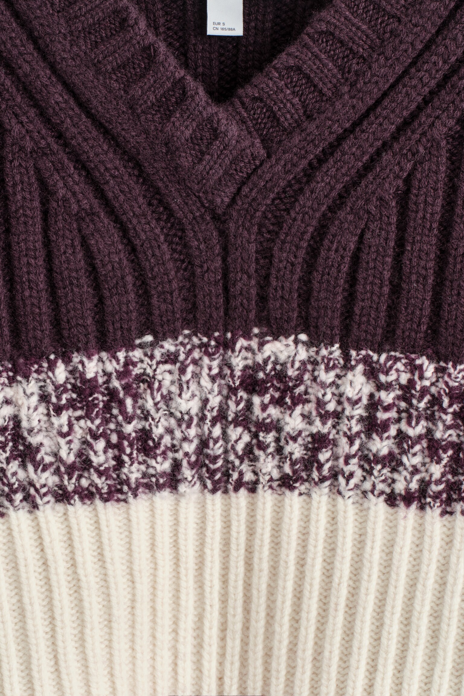 PULOVER CU DECOLTEU ÎN V DIN LÂNĂ MERINO TEXTURATĂ - BURGUNDY / CREAM - 4