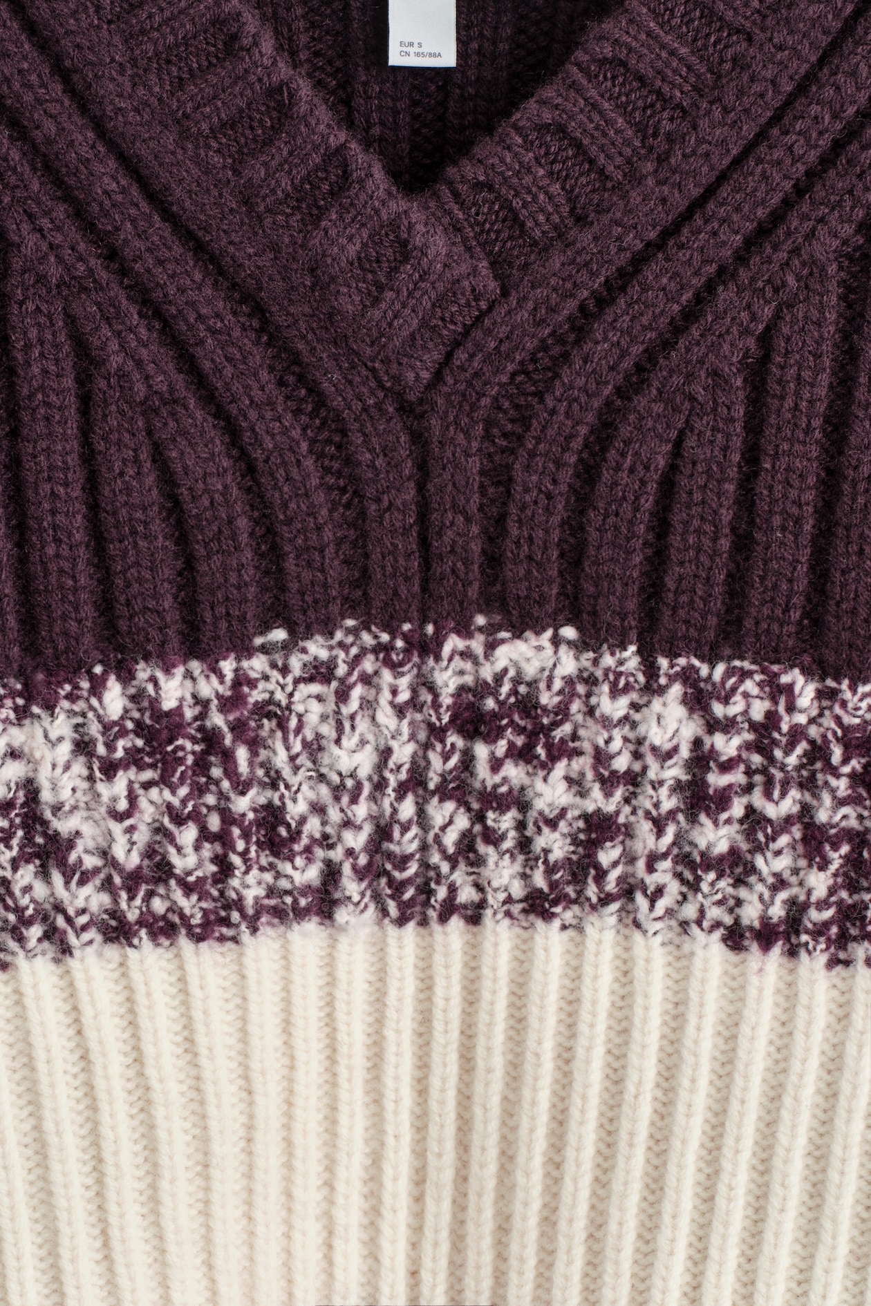 TEXTURED MERINO WOOL V-NECK SWEATER — BURGUNDY / CREAM