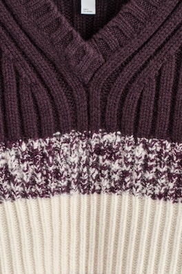 TEXTURED MERINO WOOL V-NECK SWEATER — BURGUNDY / CREAM 1