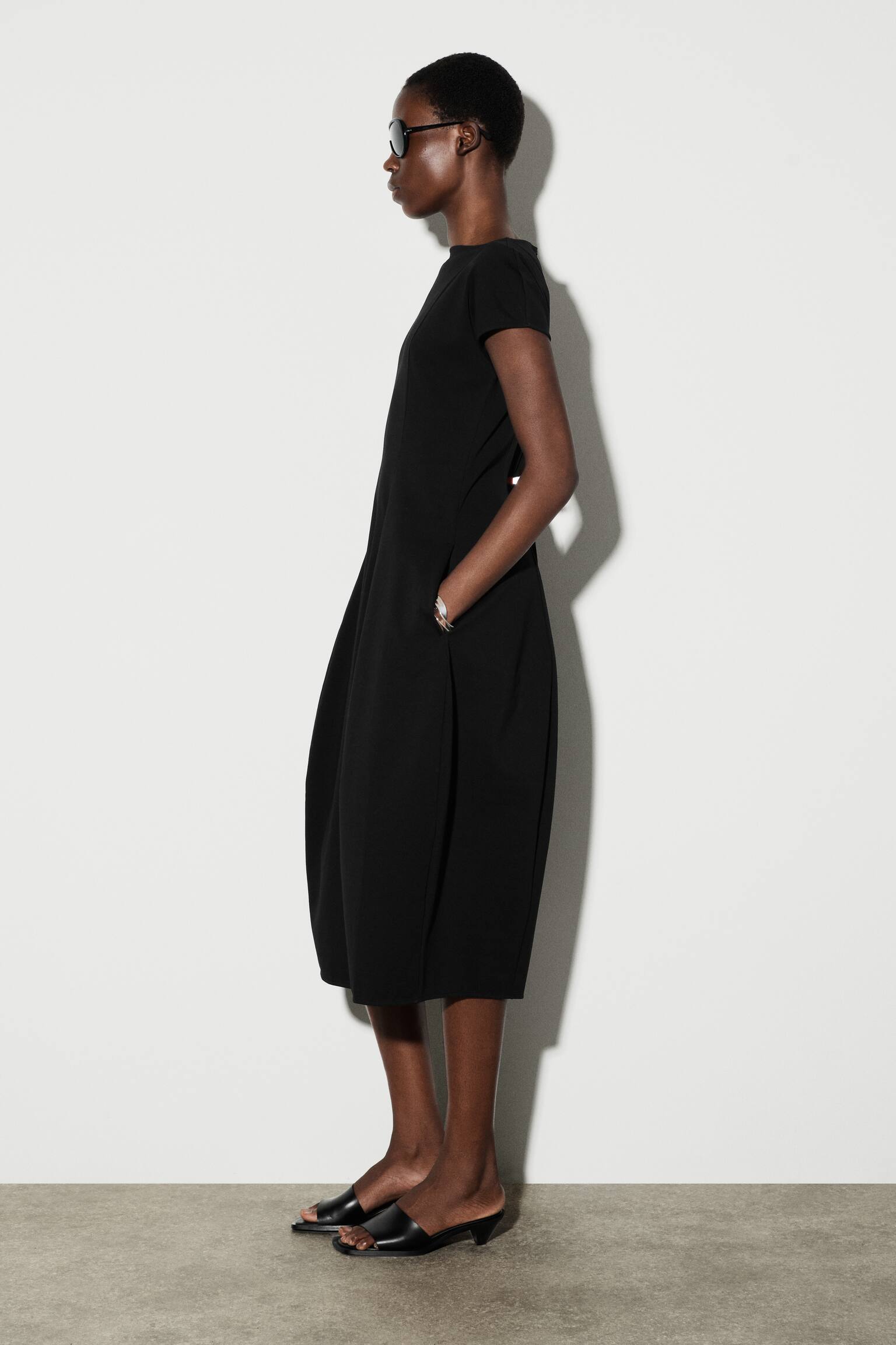 SCULPTURAL JERSEY MIDI DRESS - שחור - 4