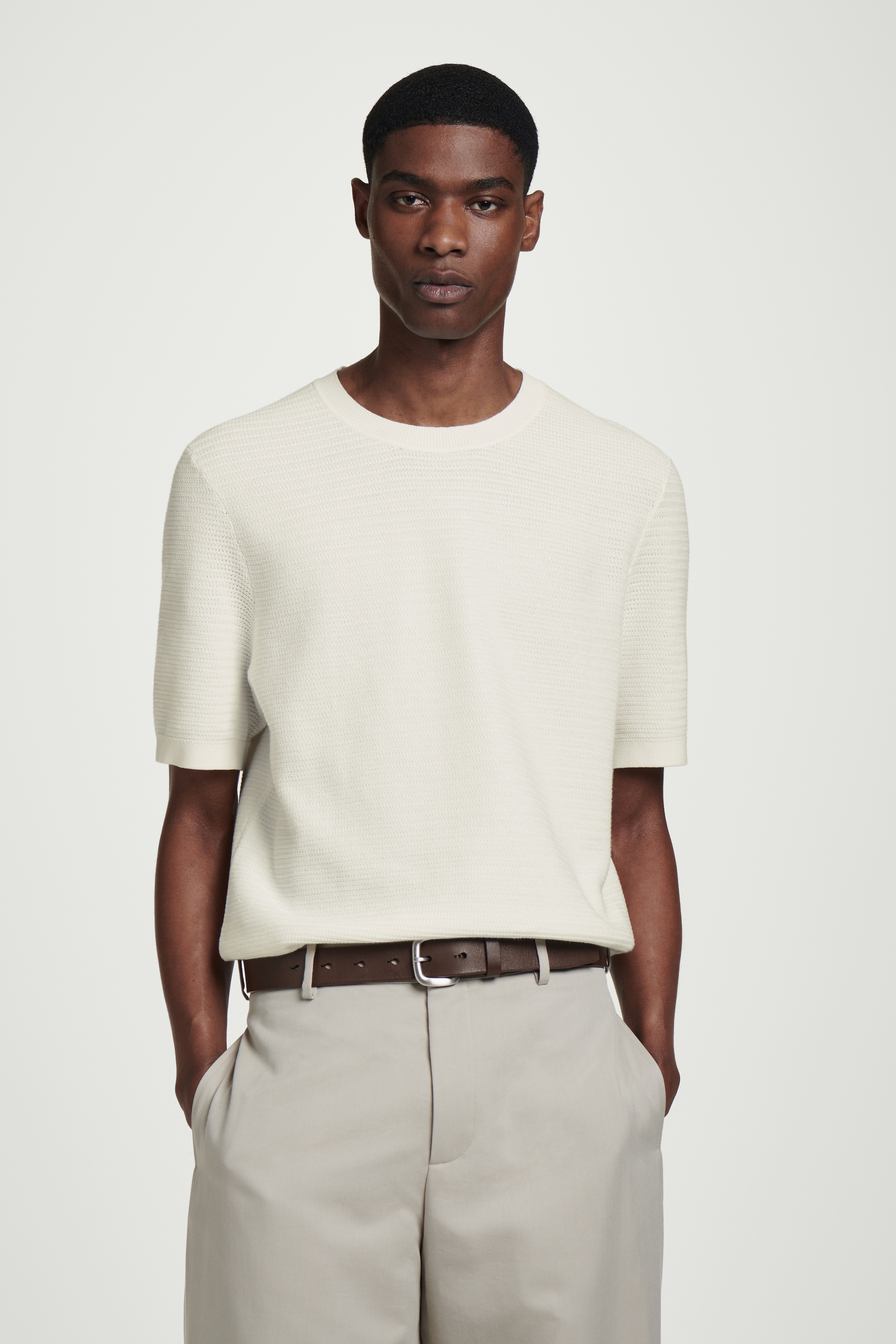 Visa större bild: TEXTURERAD STICKAD T-SHIRT I BOMULL - OFF-WHITE - HERR | H&M SE 1