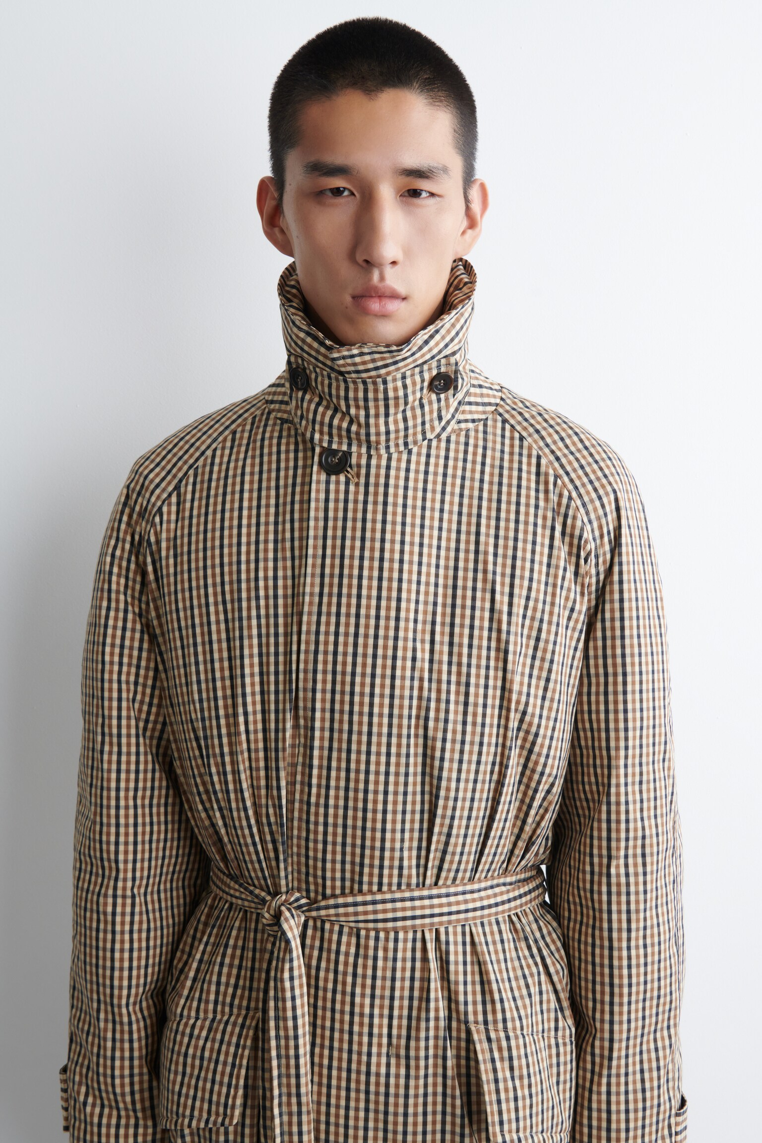 ABRIGO ACOLCHADO CON CINTURÓN Y CUELLO ALTO - BEIGE / CHECKED - 4