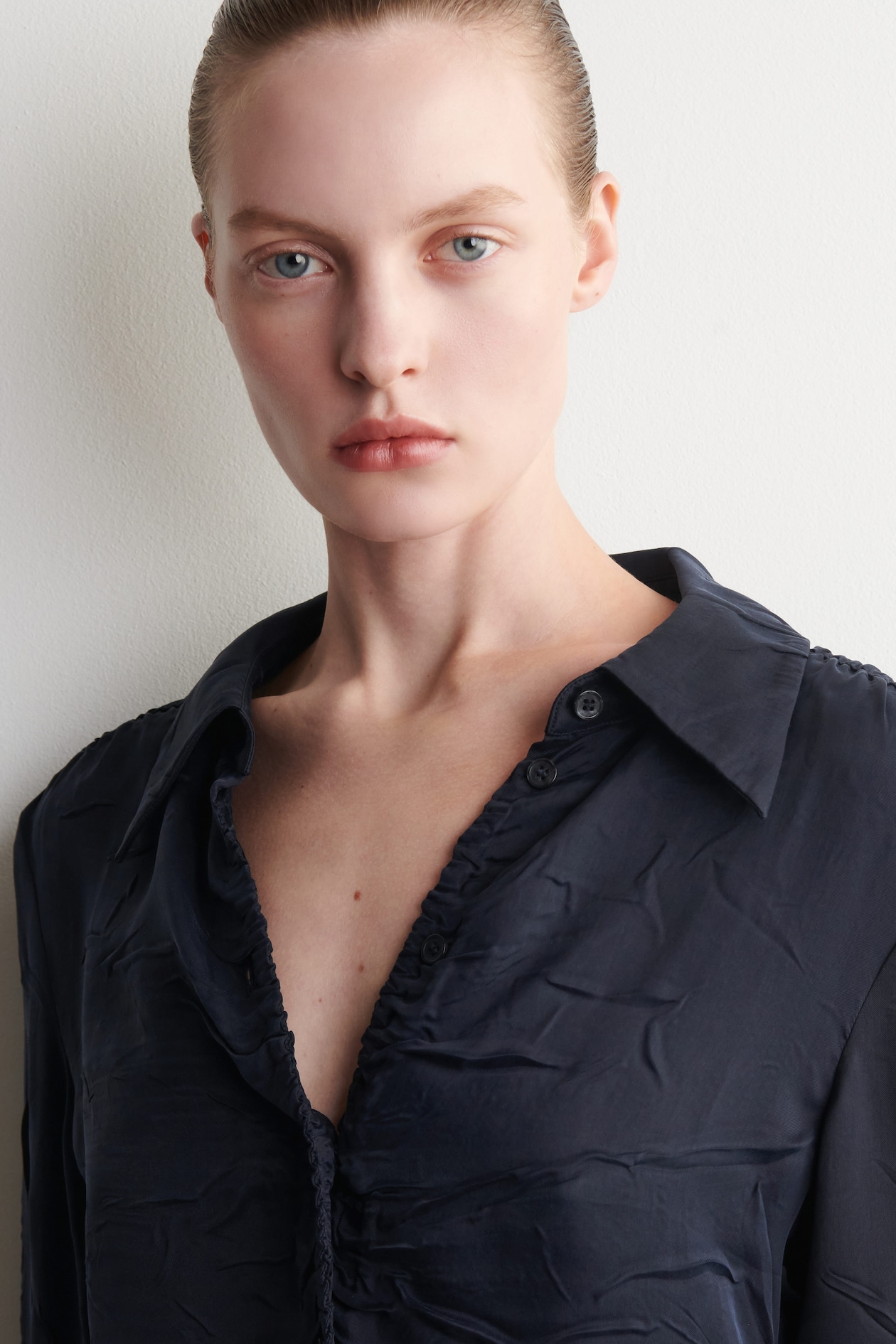 GATHERED CRINKLED SHIRT — NAVY