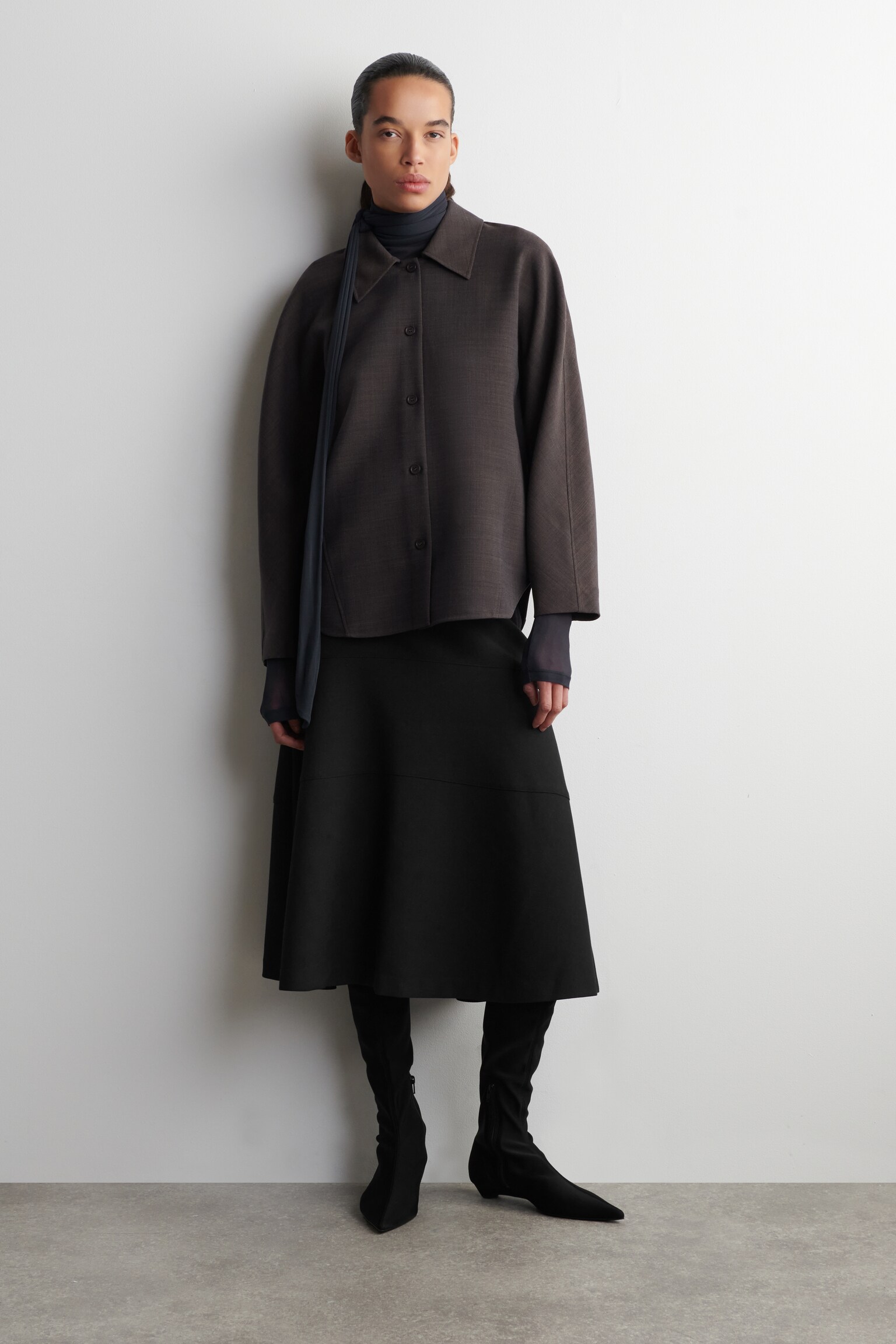 חולצה עם צווארון עגול מבד צמר מעורב - חום - 3