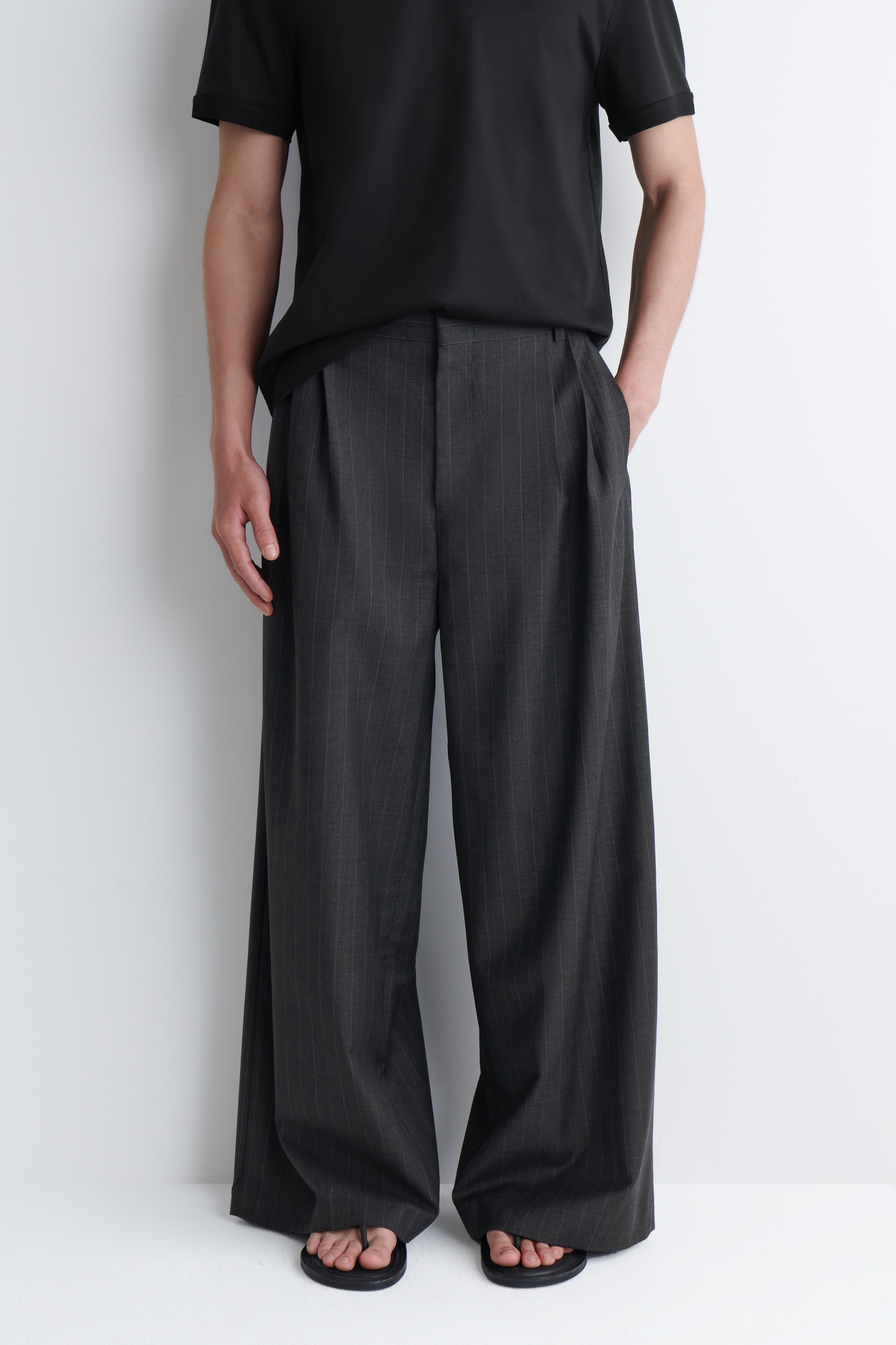 Größeres Bild ansehen: HOSE AUS MERINOWOLLE MIT WEITEM BEIN - SCHWARZ/NADELSTREIFEN - Men | H&M DE 2