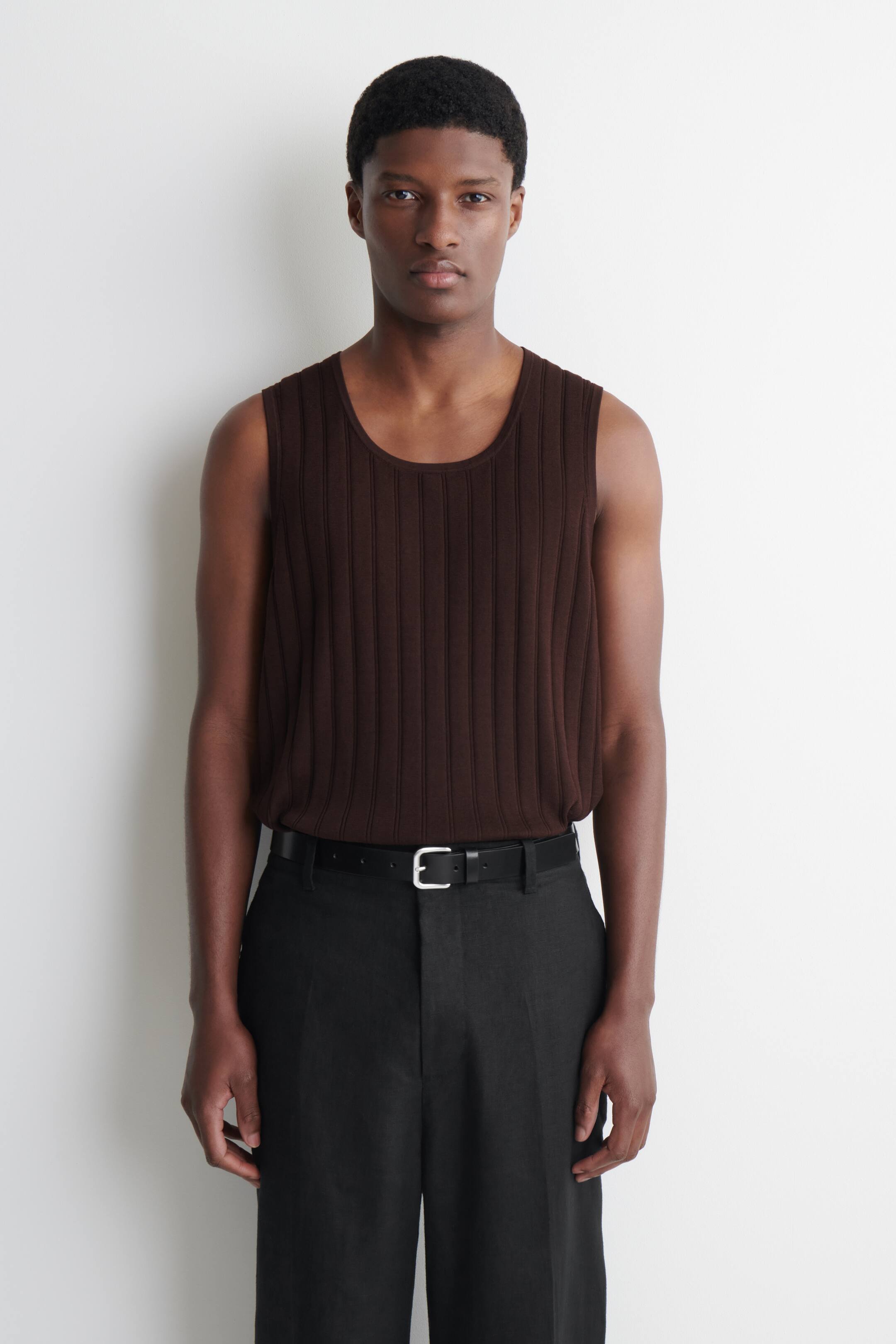 הצגת תמונה גדולה יותר: RIBBED-KNIT COTTON TANK TOP - חום כהה - Men | H&M IL 1