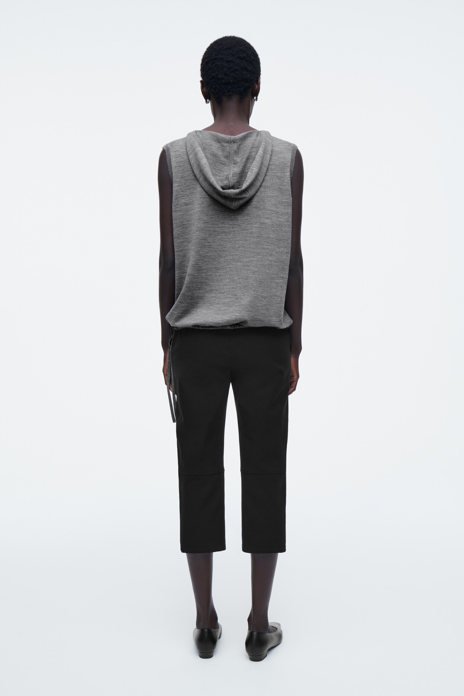 TOP CON CAPUCHA SIN MANGAS DE LANA MERINO - GRIS JASPEADO - 9