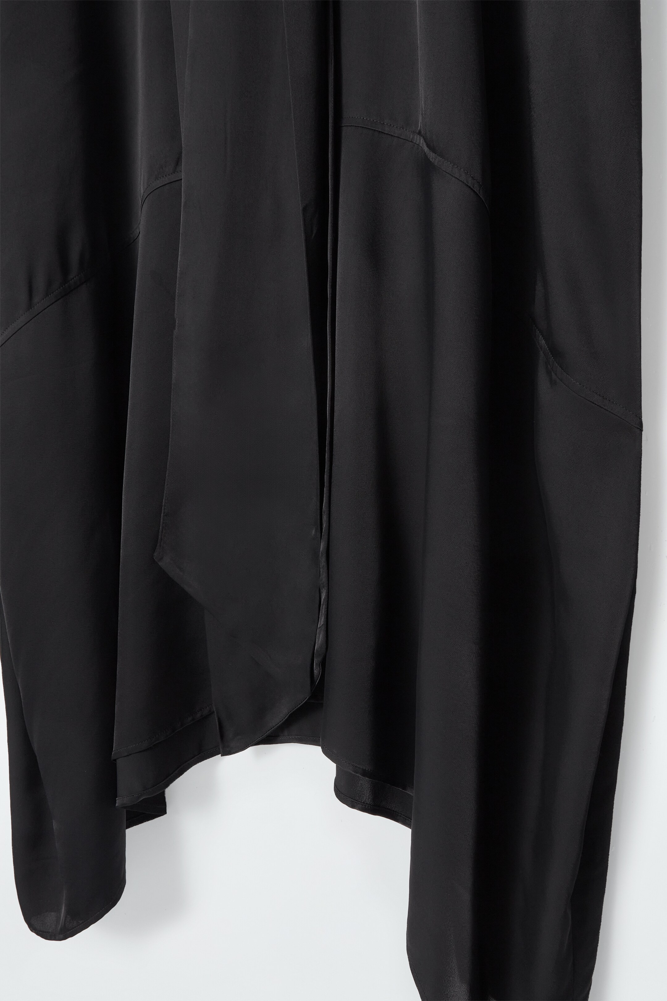 Grösseres Bild ansehen: ASYMMETRISCHES MIDIKLEID MIT SCHLUPPE - SCHWARZ - DAMEN | H&M CH 2