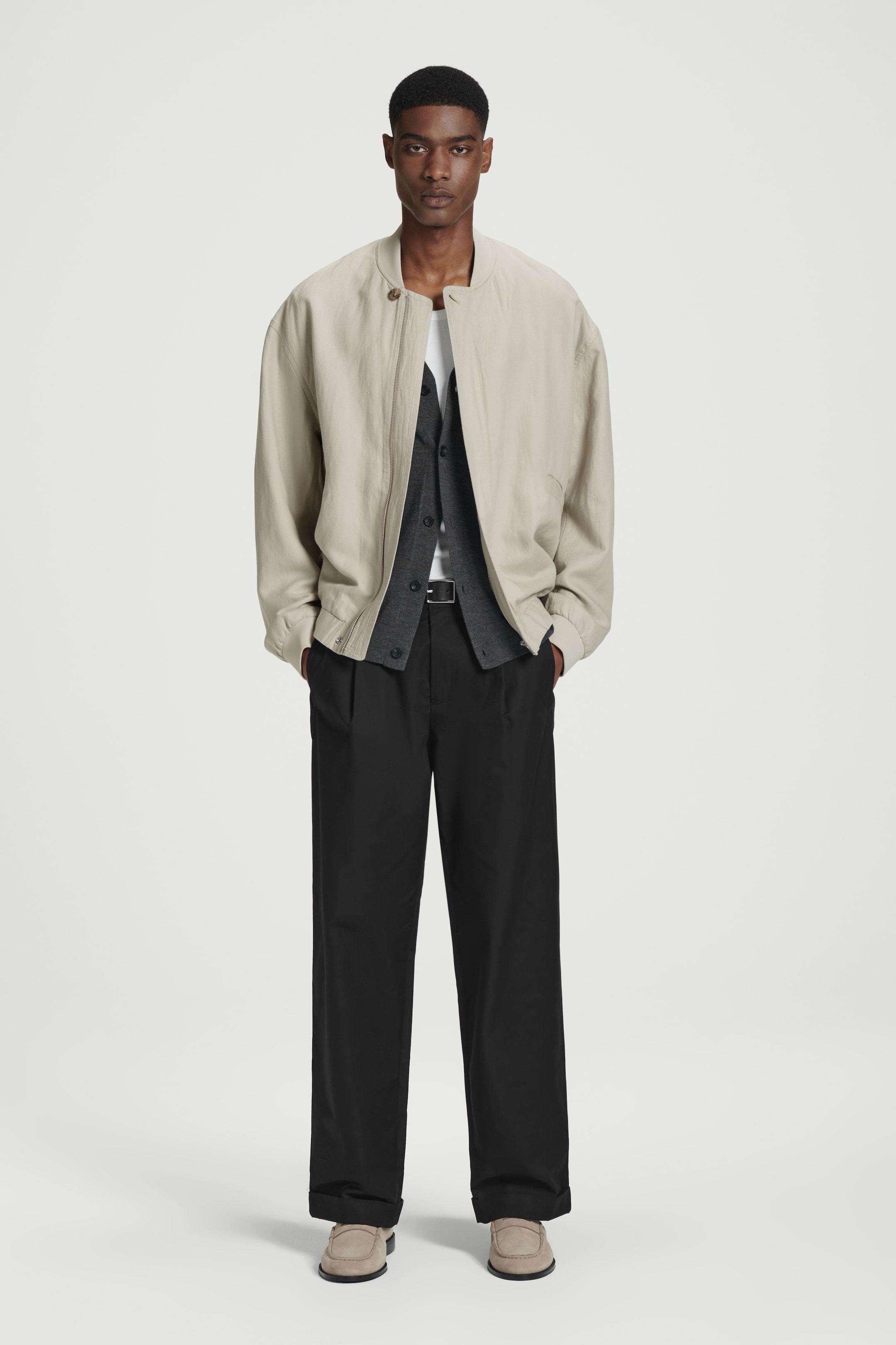 Grösseres Bild ansehen: SABOTS AUS VELOURSLEDER - HELLES GRAUBRAUN - HERREN | H&M CH 1