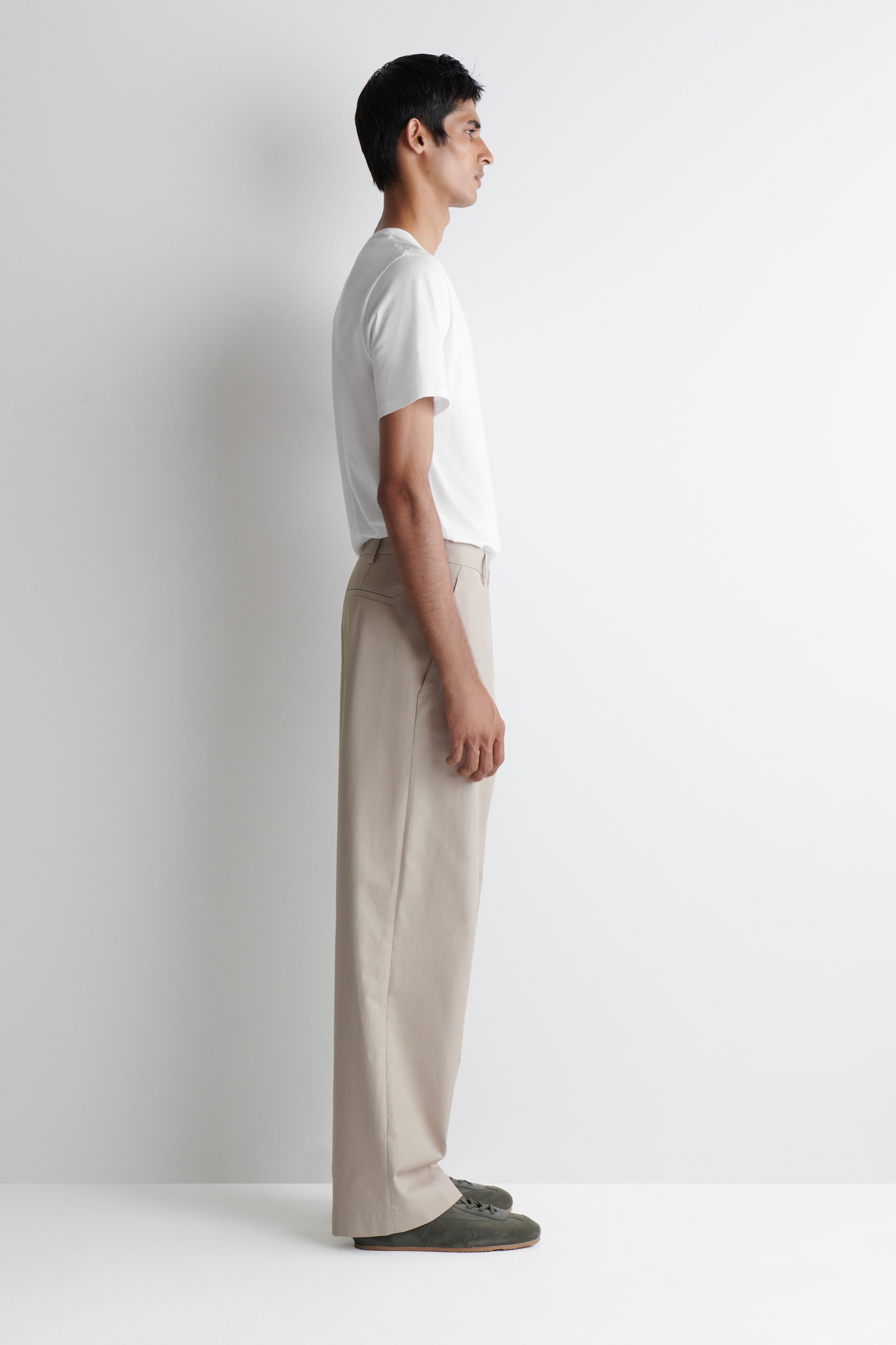 Zobraziť väčší obrázok: Minimalistické semišové tenisky - SIVÁ - MUŽI | H&M SK 2