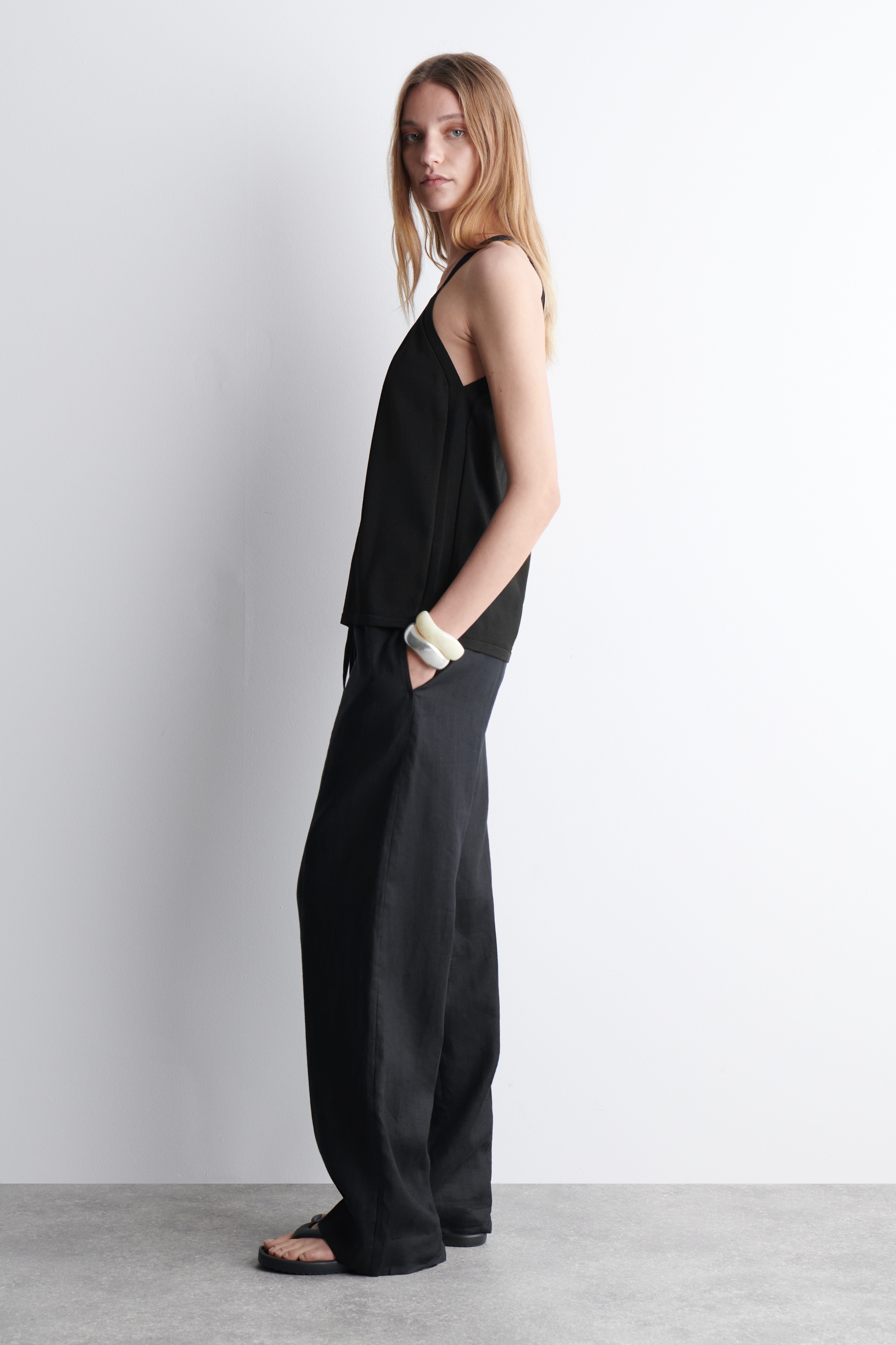 Agrandir l'image: DÉBARDEUR COL EN V EN MAILLE - NOIR - FEMME | H&M FR 2