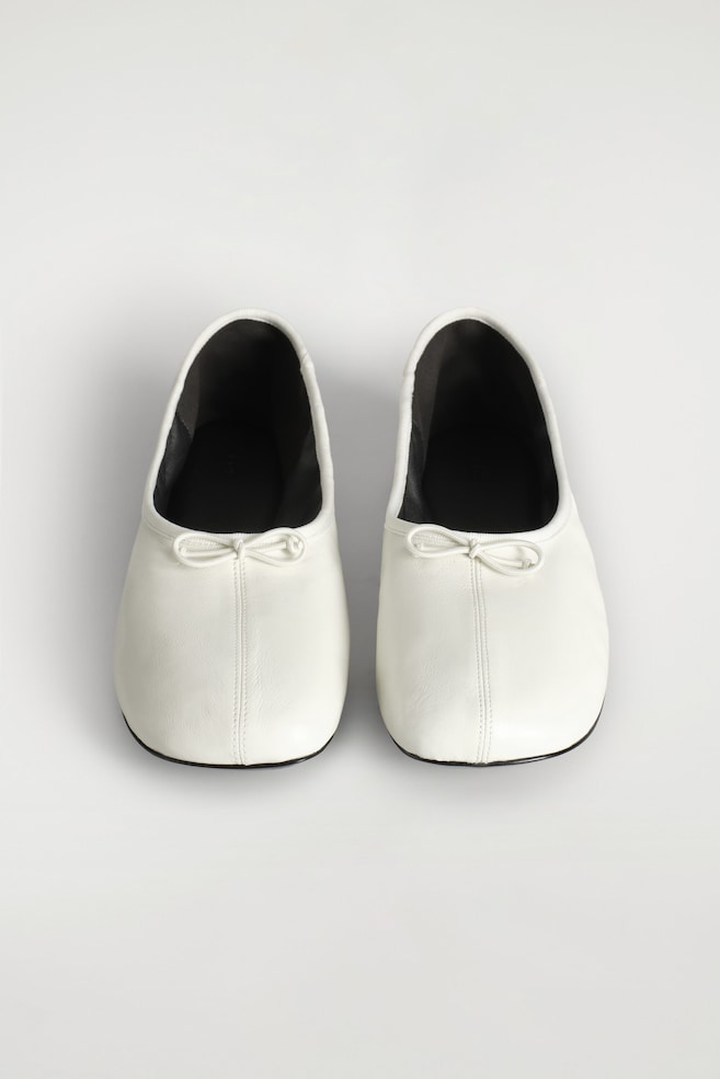 LEATHER BALLET FLATS — WHITE