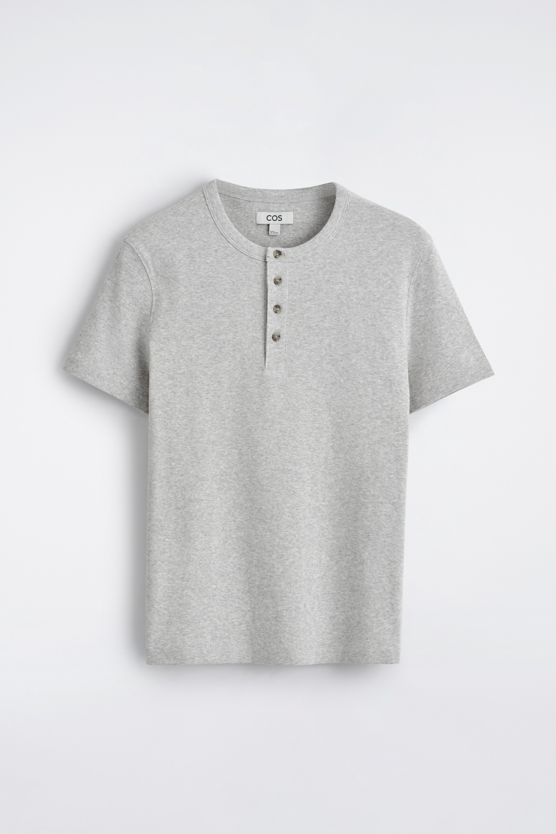 Agrandir l'image: Un T-shirt Henley gris clair, finement côtelé, est présenté de face. Il présente un col rond, une patte de boutonnage à quatre boutons foncés et des manches courtes.
