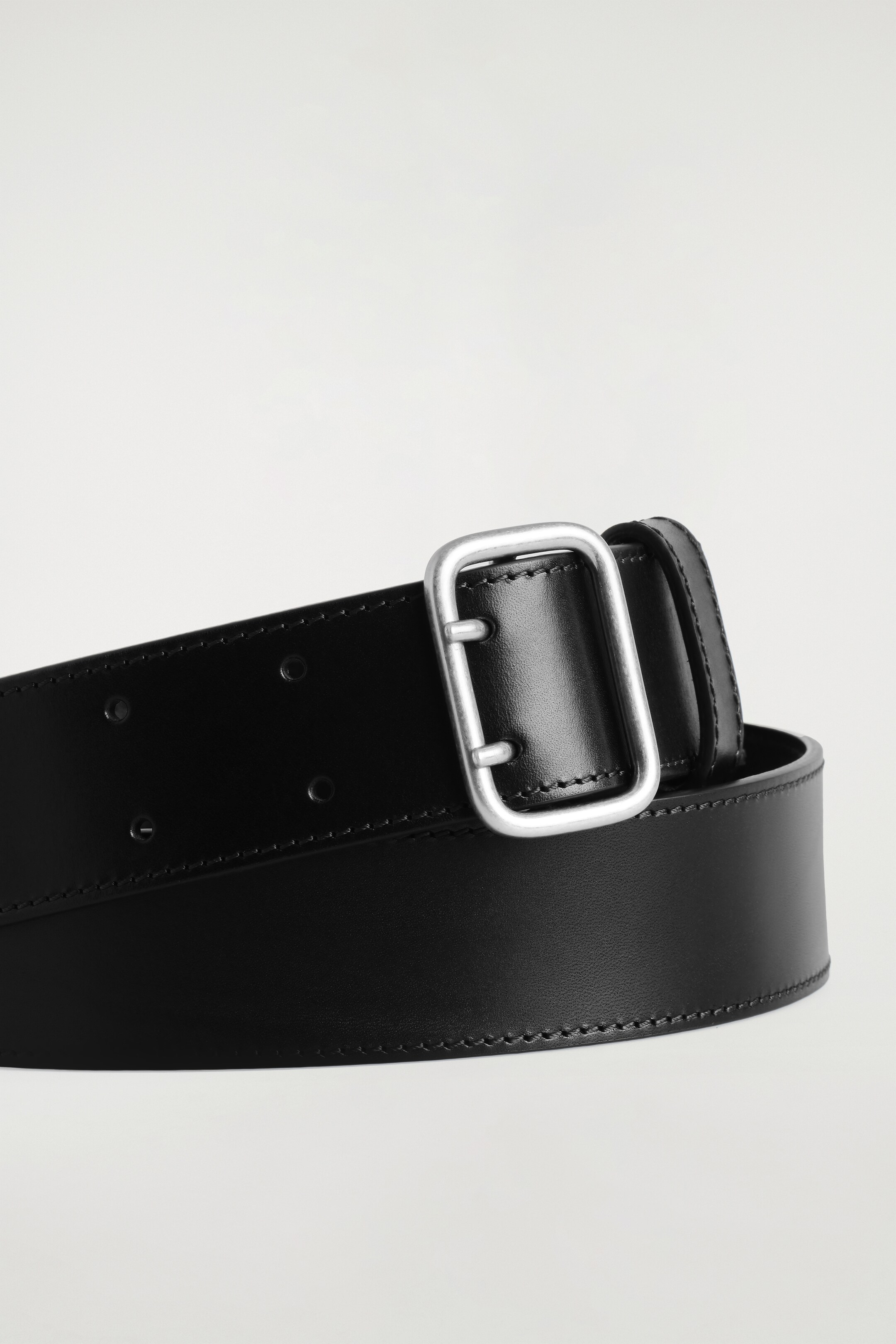 Visualizza immagine più grande: CINTURA IN PELLE CON FIBBIA A DUE PUNTE - NERO - UOMO | H&M IT 4