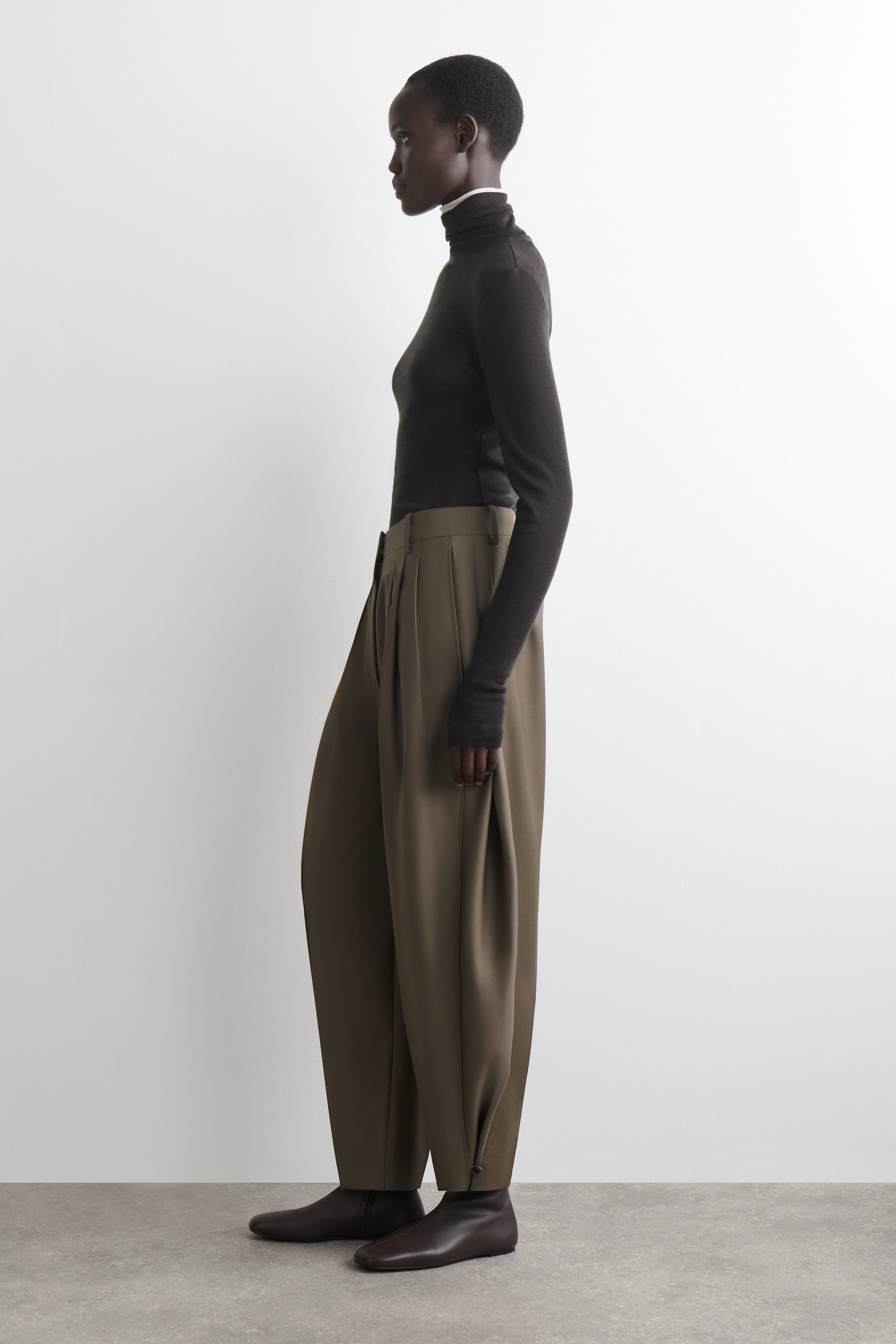 PANTALÓN DE PINZAS BARREL-LEG DE LANA - BEIGE OSCURO - 6