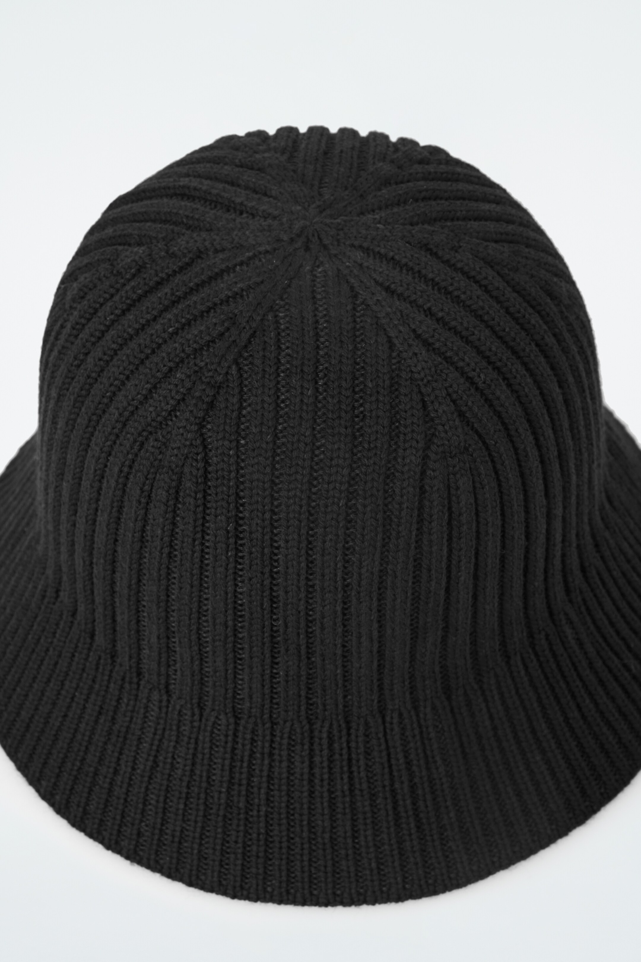 Ingrandisci l'immagine: RIBBED-KNIT BUCKET HAT - BLACK - DONNA | H&M CH 2