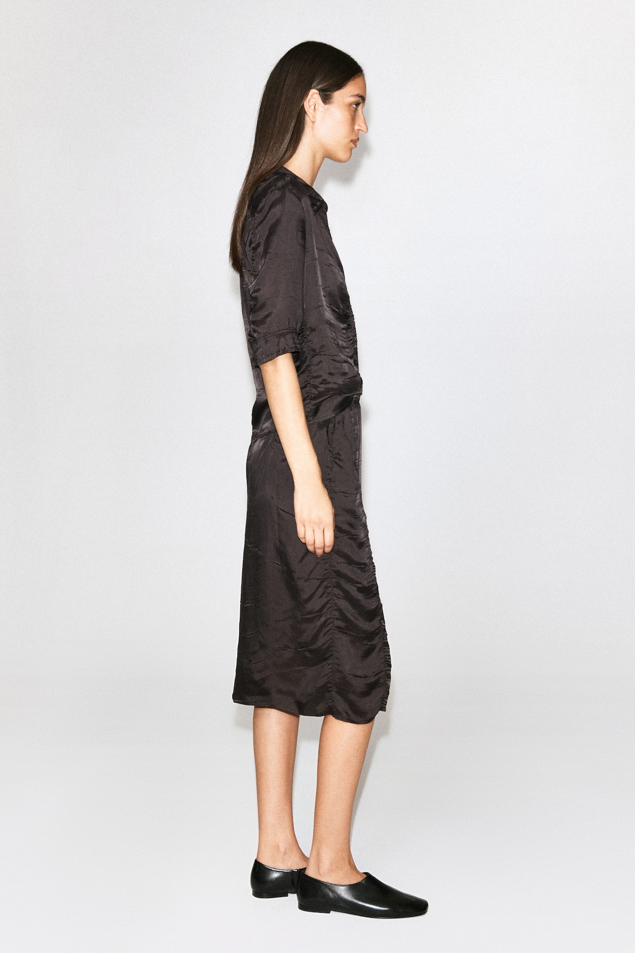 GATHERED CRINKLED MIDI SKIRT — BROWN