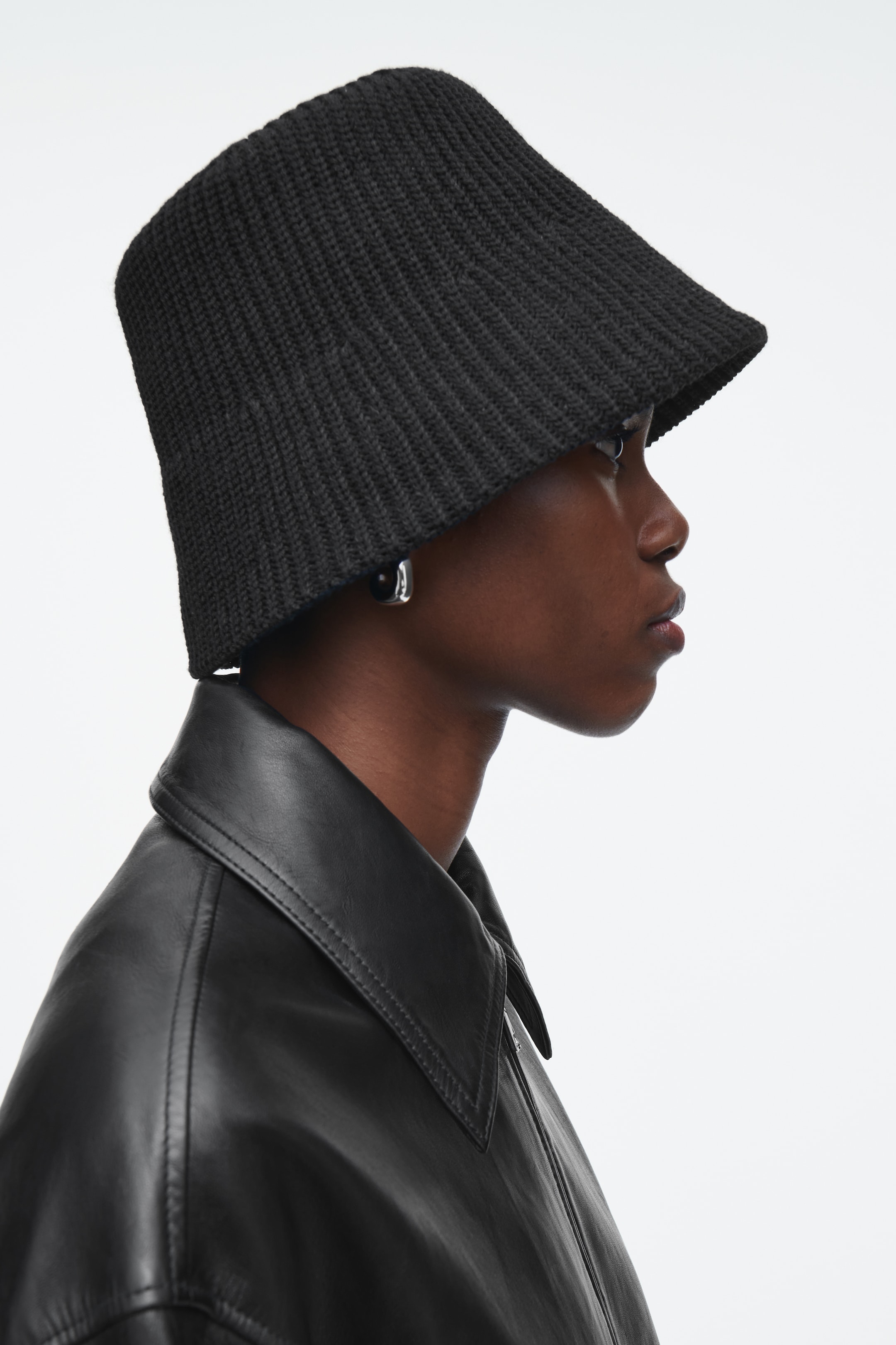 Grösseres Bild ansehen: GERIPPTER FISCHERHUT AUS WOLL-MIX - SCHWARZ - DAMEN | H&M CH 2