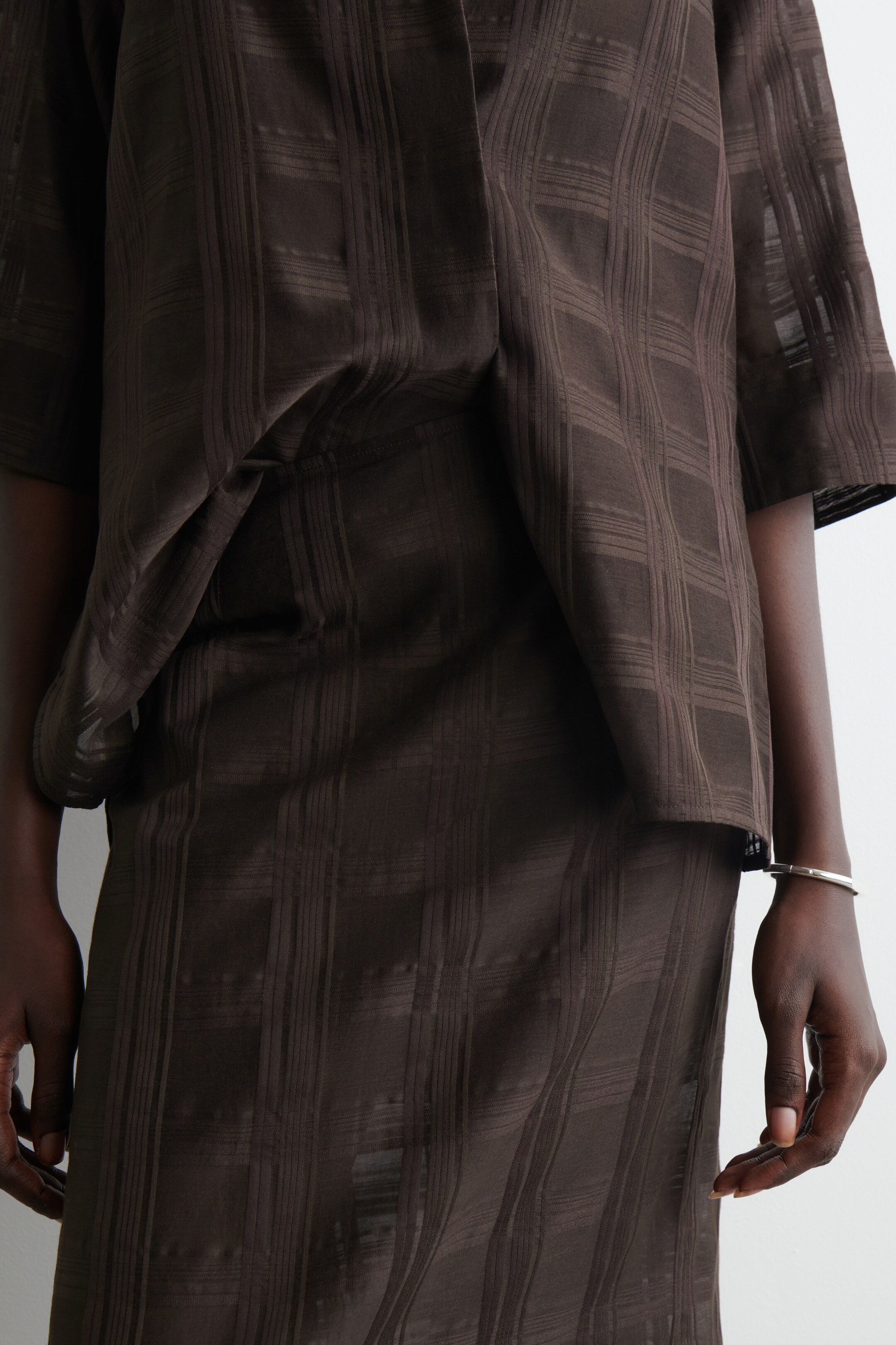 Visualizza immagine più grande: GONNA MIDI TRASPARENTE A QUADRI - MARRONE SCURO - DONNA | H&M IT 4