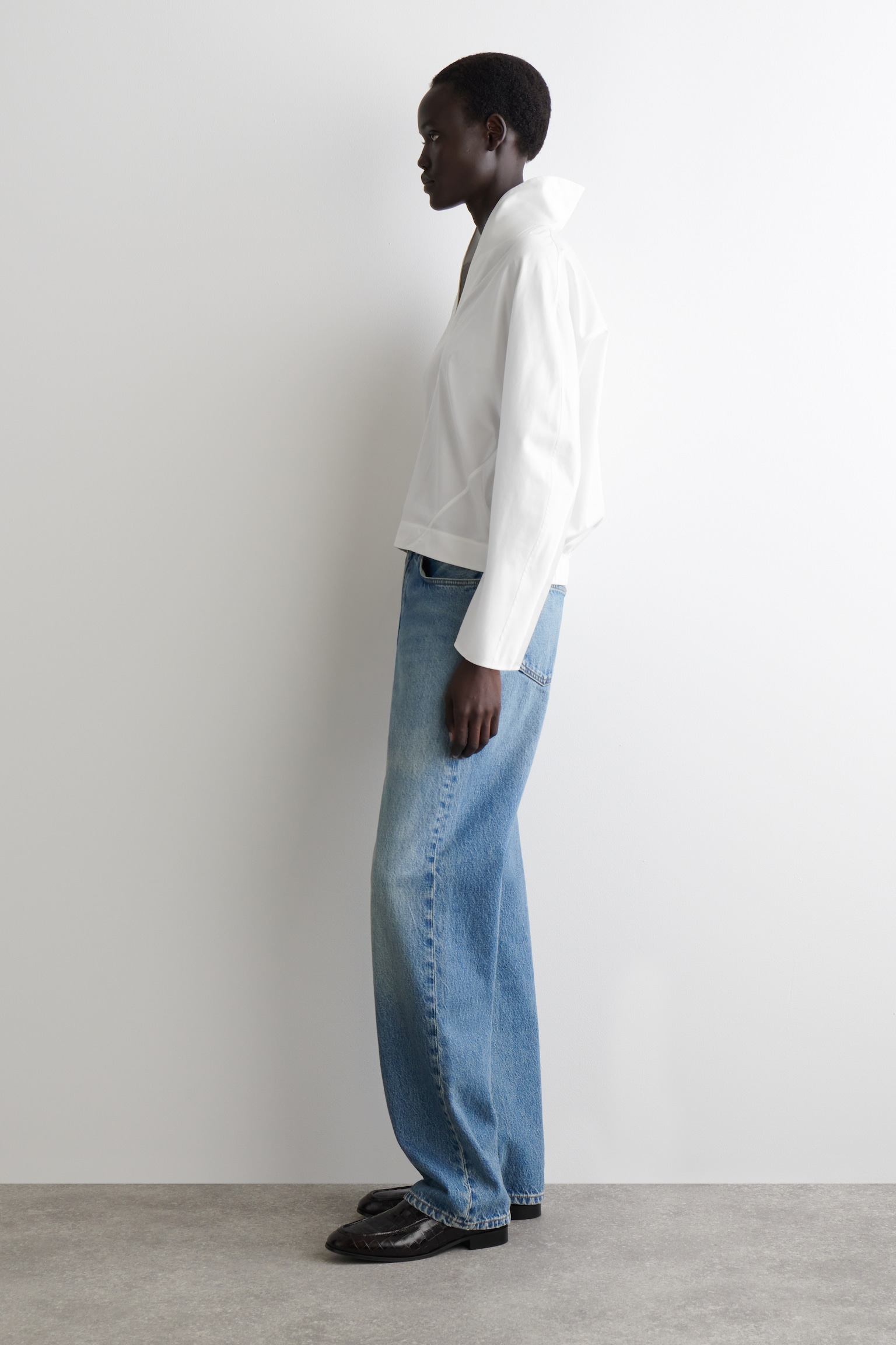 BAUMWOLLBLUSE MIT DRAPIERTEM KRAGEN - WEISS - 8