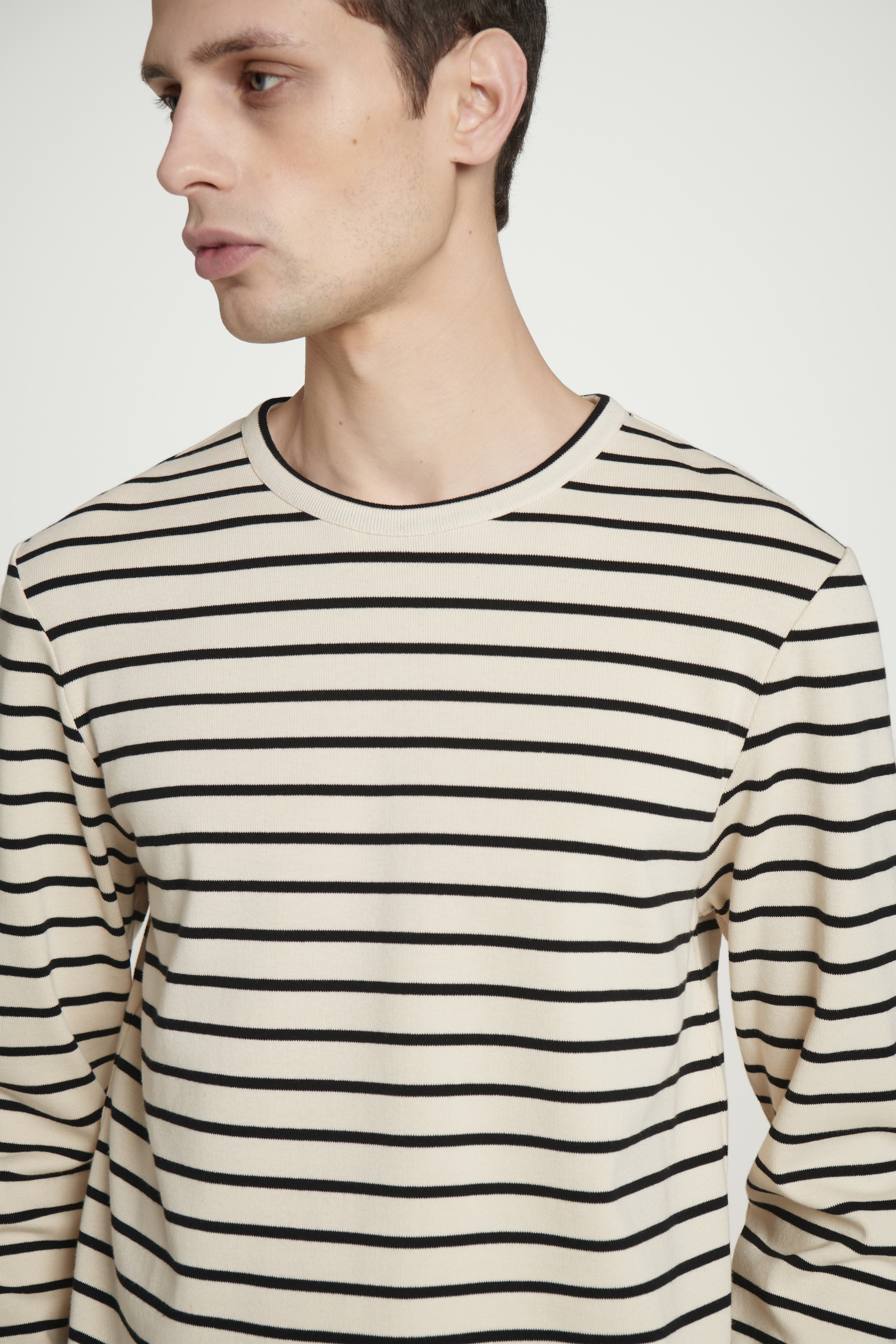 Zobrazit větší obrázek: Pravidelné pruhované žebrované tričko s dlouhým rukávem - ECRU / ČERNÁ / PRUHOVANÁ - MUŽI | H&M CZ 3
