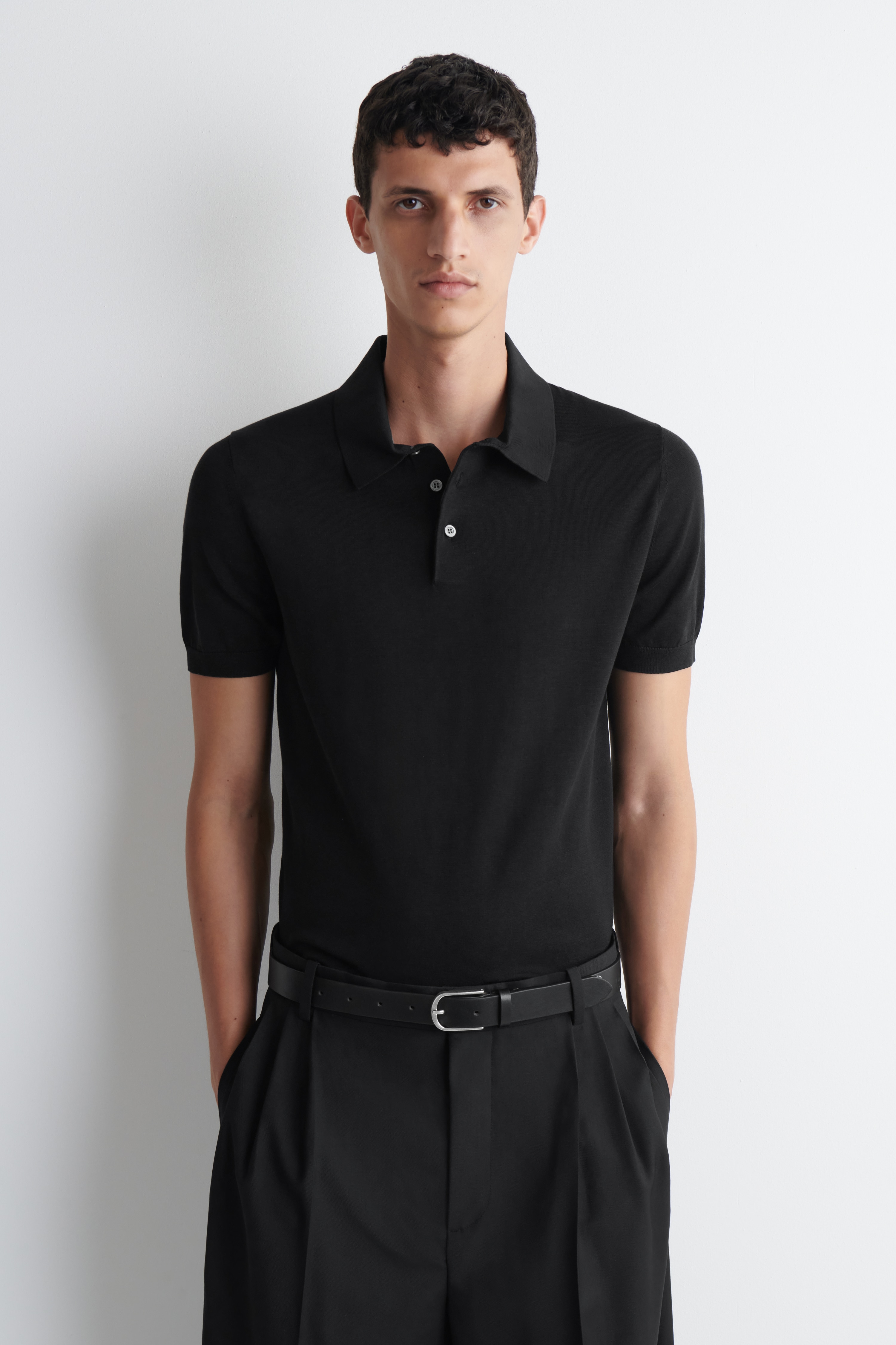 SCHMAL GESCHNITTENES POLOSHIRT AUS SEIDENSTRICK - SCHWARZ/Blau/BRAUN