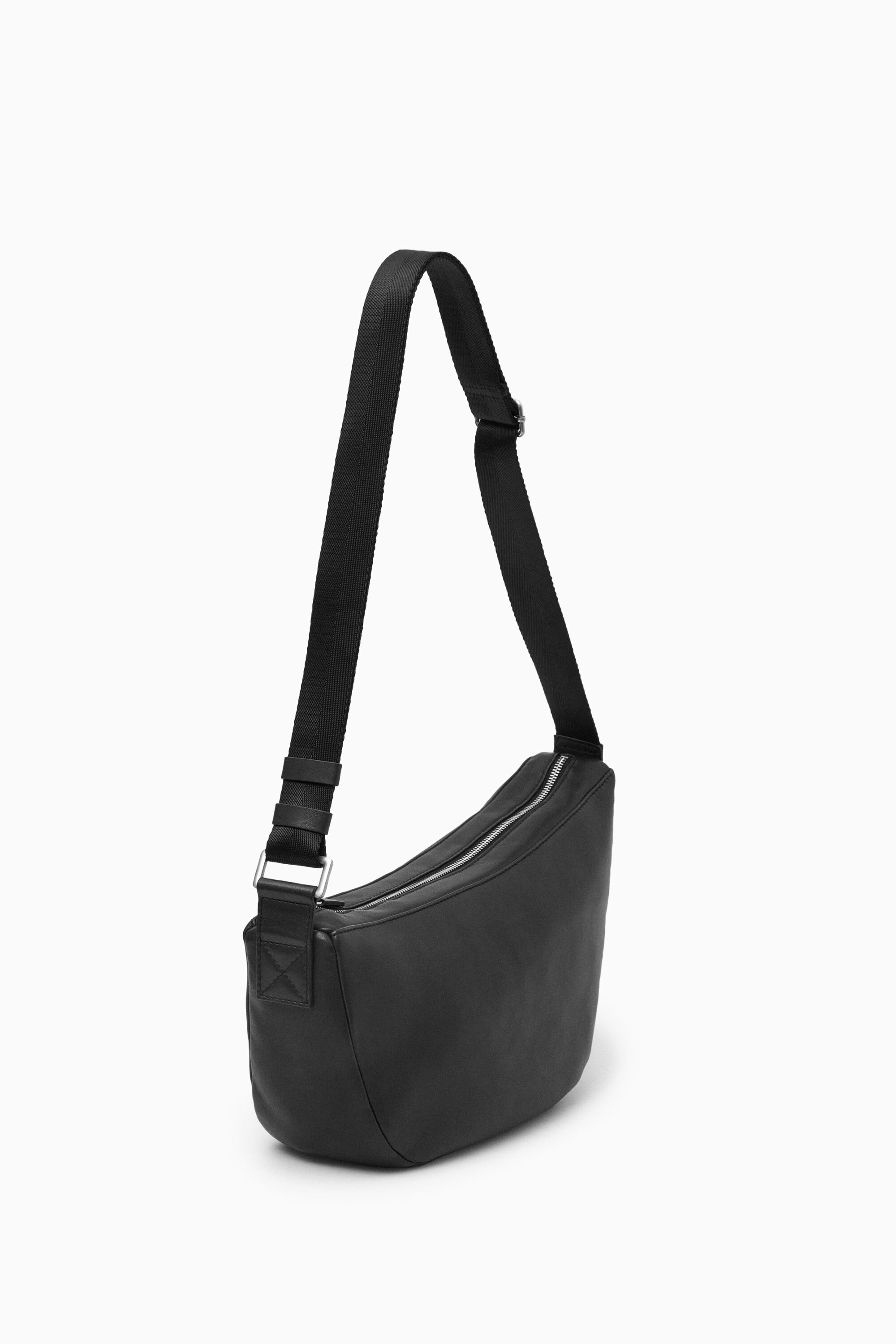 COS 新品　黒 クロスボディバッグ レザー(本革)ユニセックス ショルダー COS 新品 黒 クロスボディバッグ レザー(本革)ユニセックス