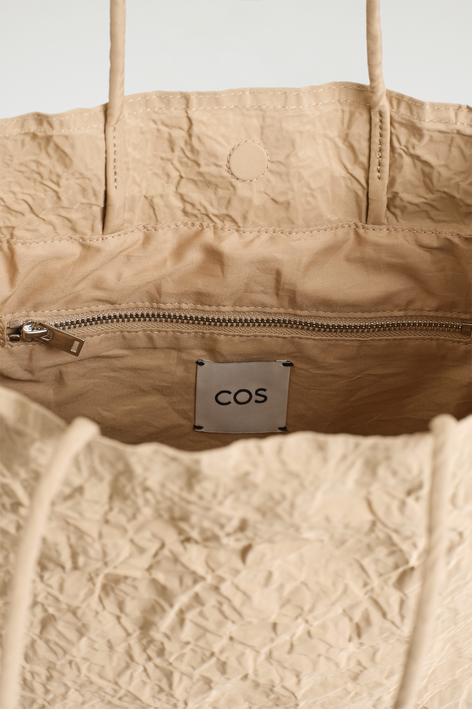 CRINKLED TOTE BAG - BEIGE | COS CA