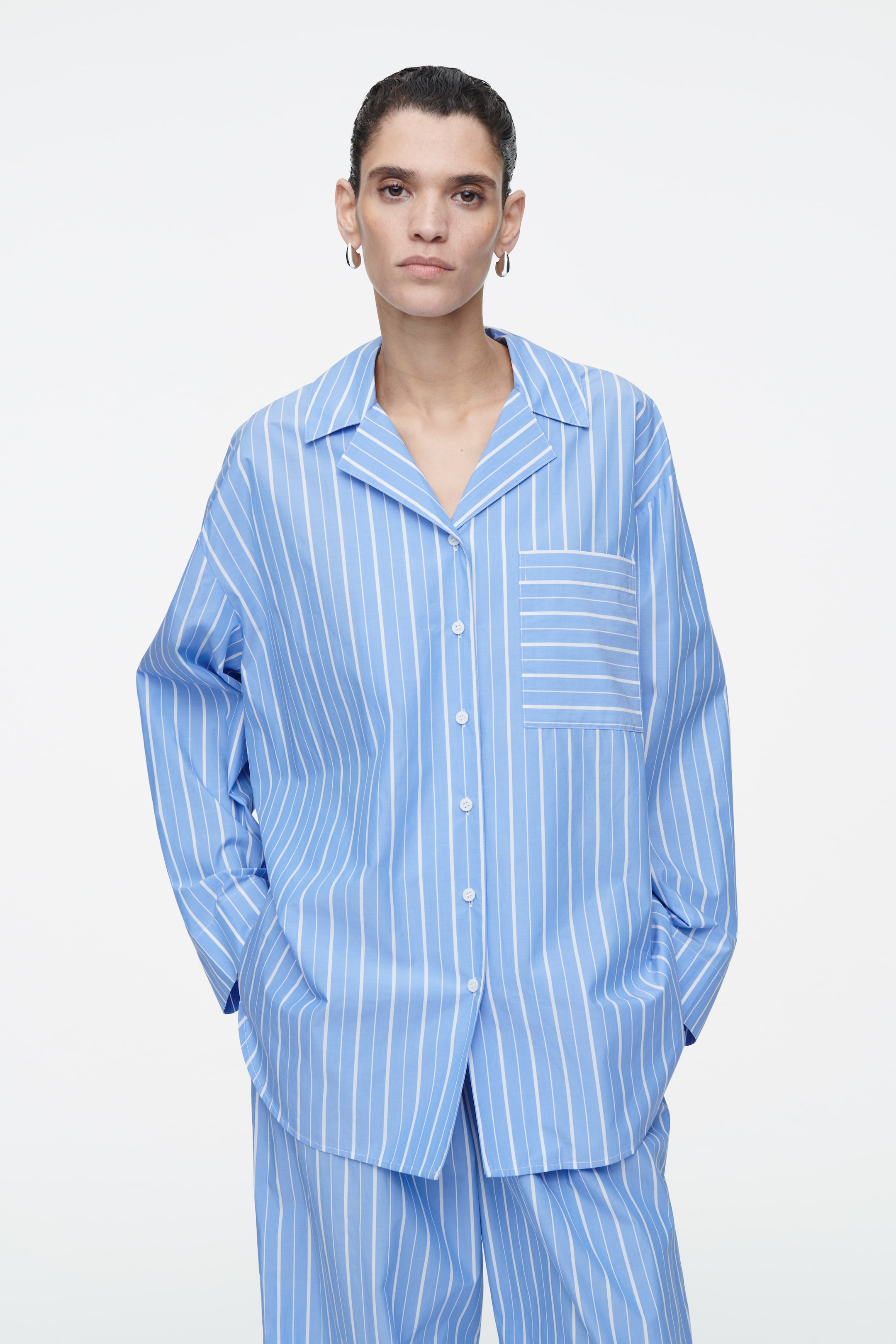 Grösseres Bild ansehen: PYJAMAHEMD AUS BAUMWOLLE MIT NADELSTREIFEN - BLAU/NADELSTREIFEN - DAMEN | H&M CH 1