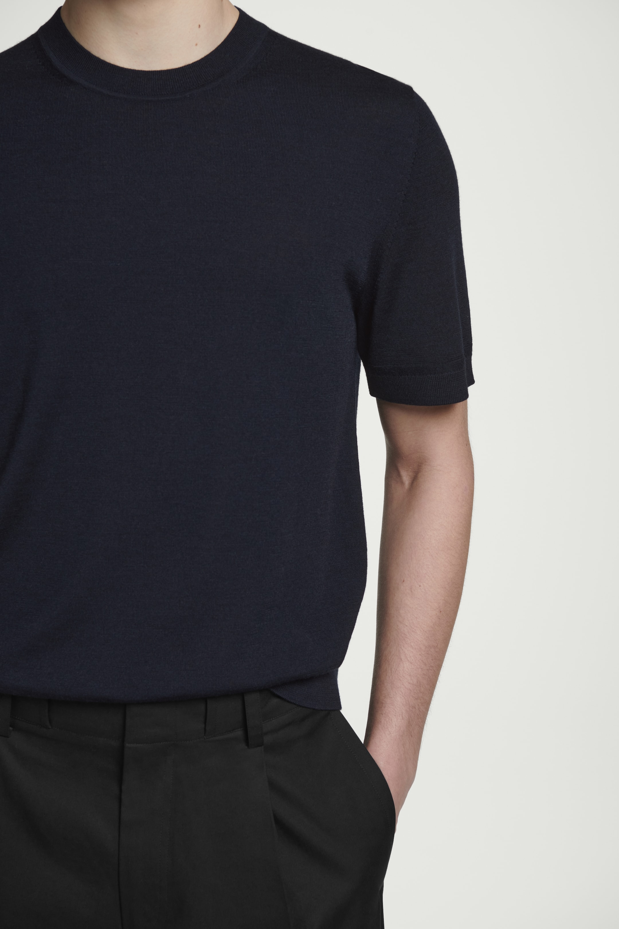 Zobacz większy obraz: DOPASOWANY T-SHIRT Z WEŁNY MERINO - GRANATOWY - ON | H&M PL 7