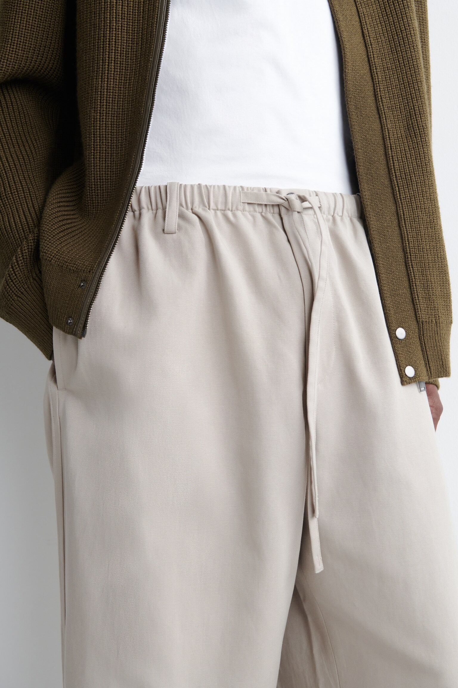 PANTALÓN BARREL FIT CON AJUSTE DE CORDÓN - BEIGE/NEGRO - 5
