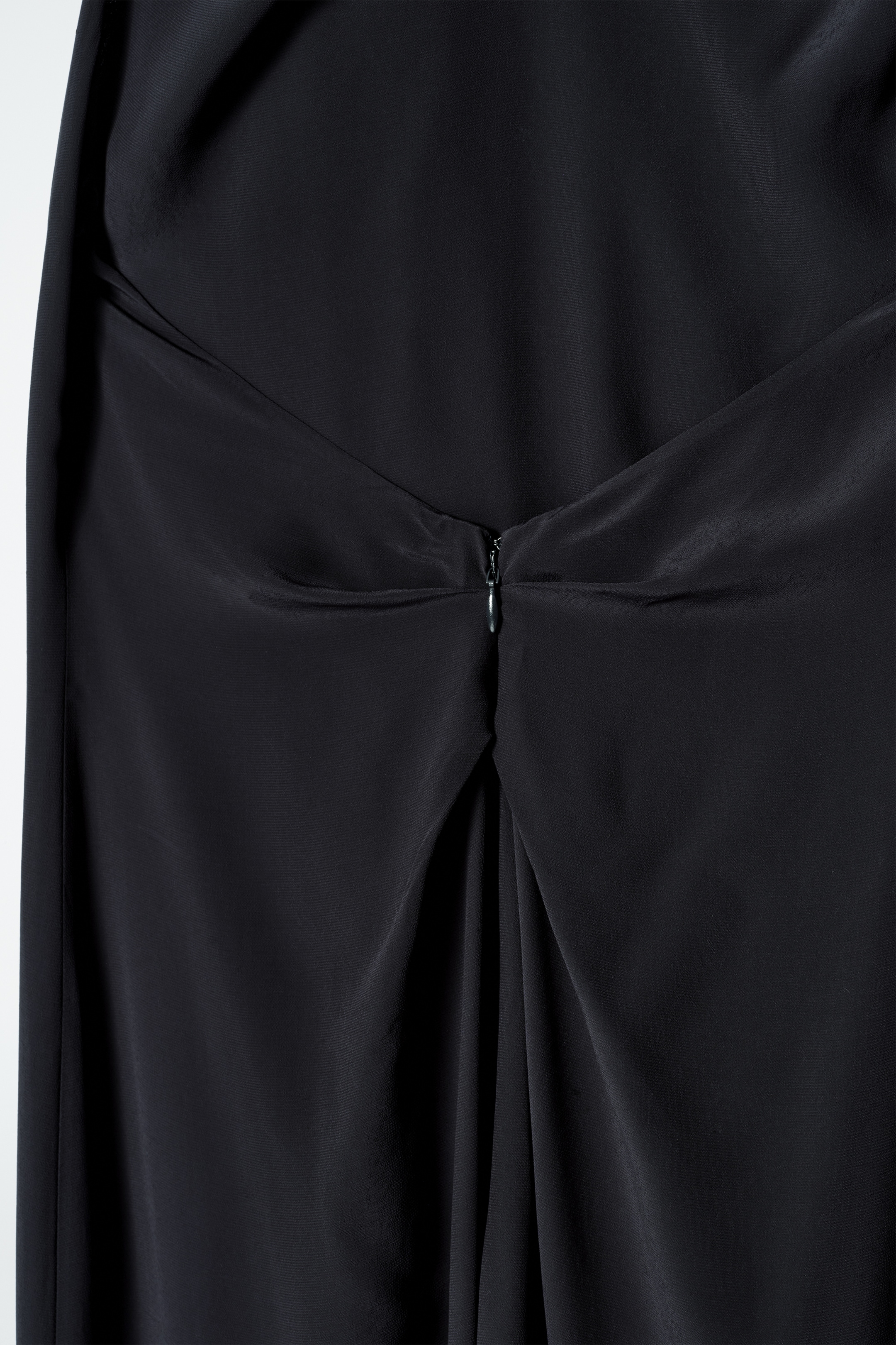 Zobrazit větší obrázek: MAXI ŠATY S VODOPÁDOVÝM VÝSTŘIHEM - NÁMOŘNICKÁ - ŽENY | H&M CZ 6