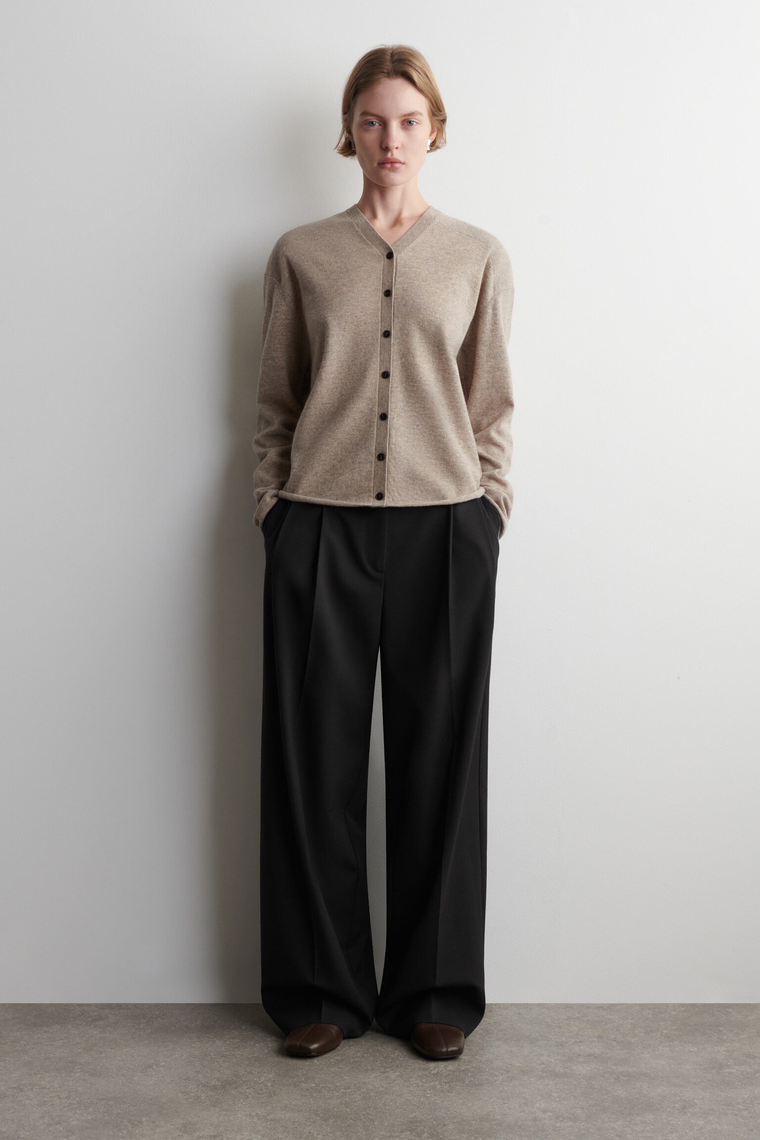 MERINO WOOL V-NECK CARDIGAN - BEIGE MÉLANGE/RED/DARK BROWN - 6