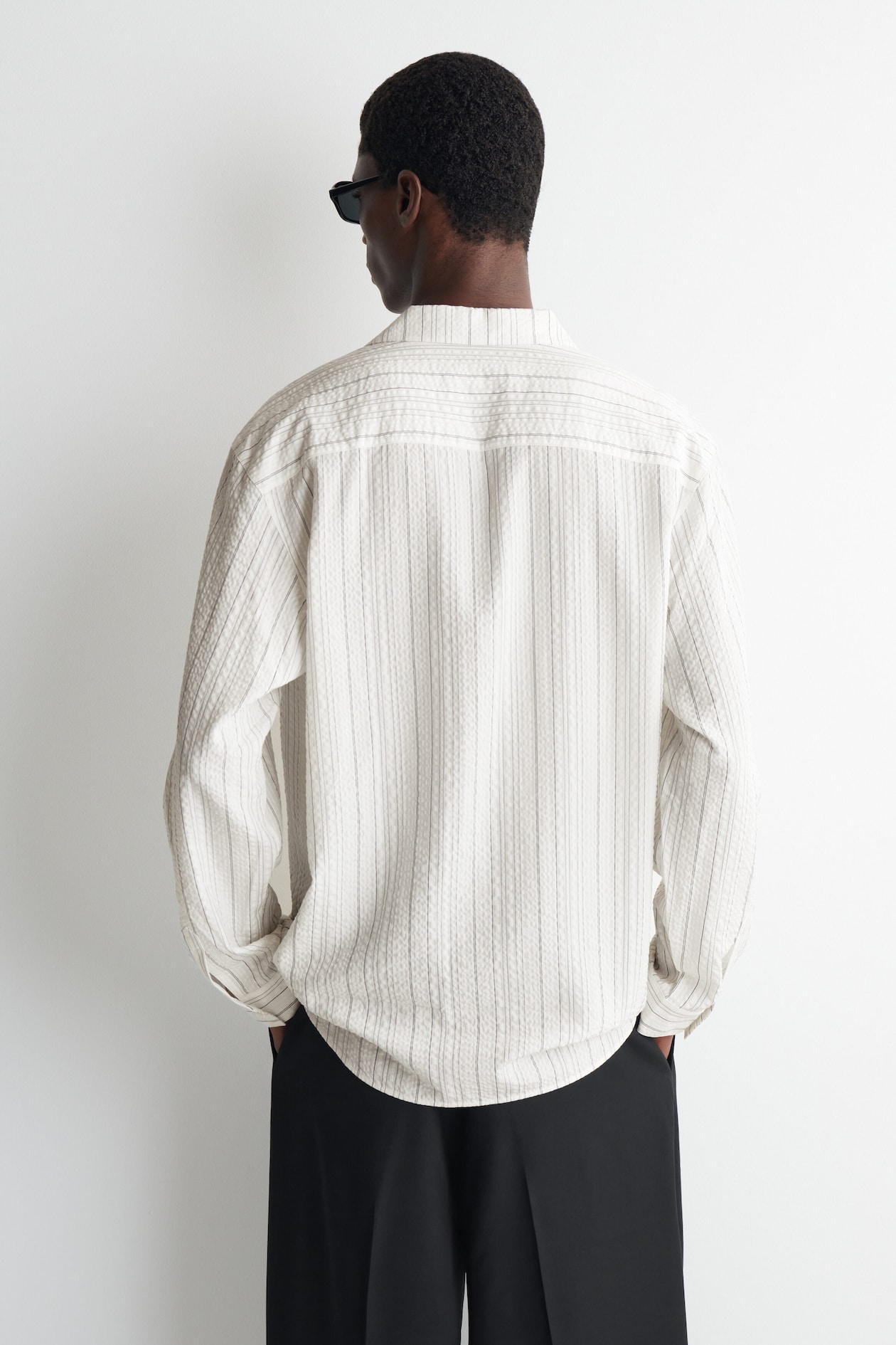 STRIPED TEXTURED CAMP-COLLAR SHIRT — WHITE / STRIPED