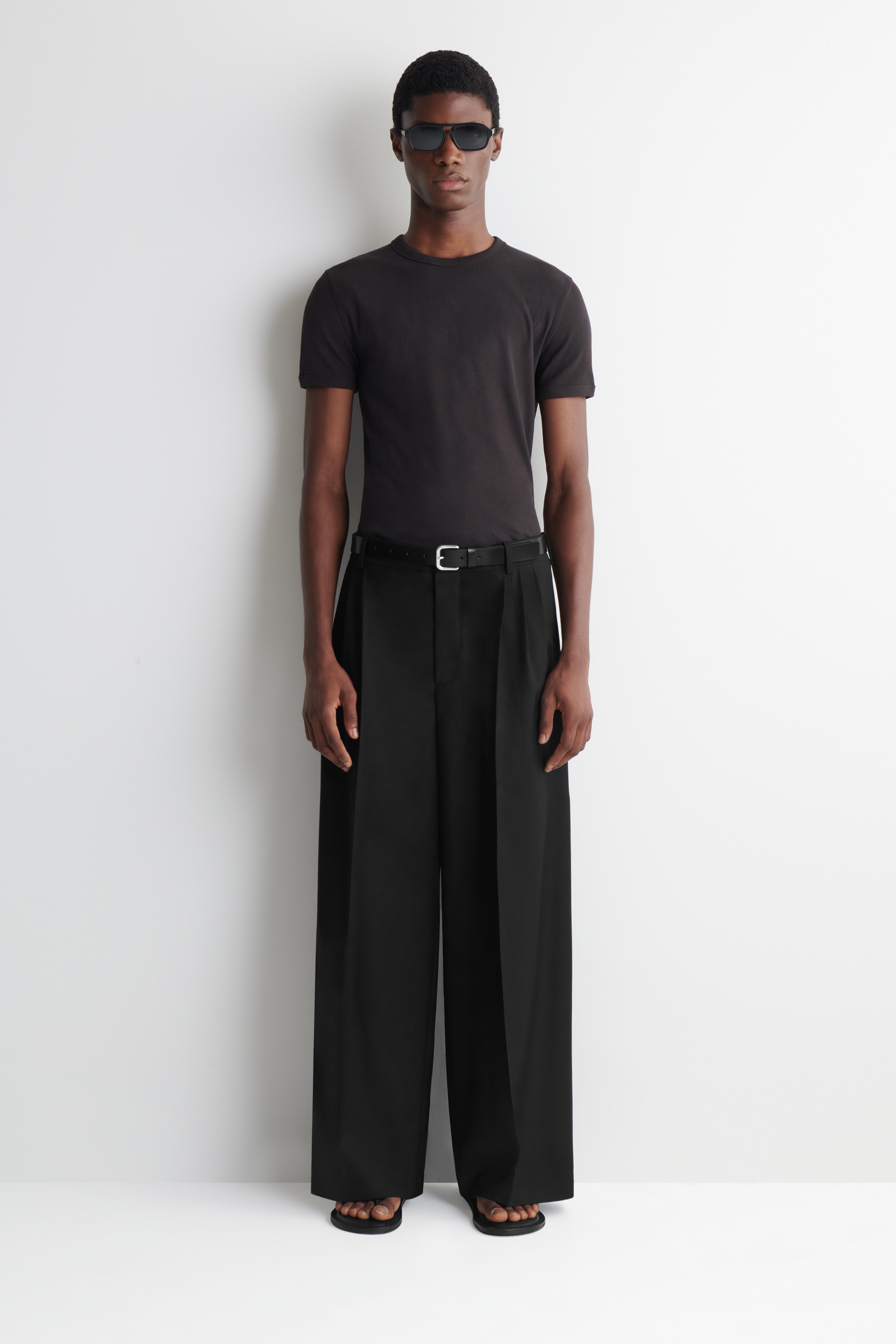 LOCKERE HOSE MIT WEITEM BEIN UND FALTEN - SCHWARZ/NAVYBLAU/NADELSTREIFEN