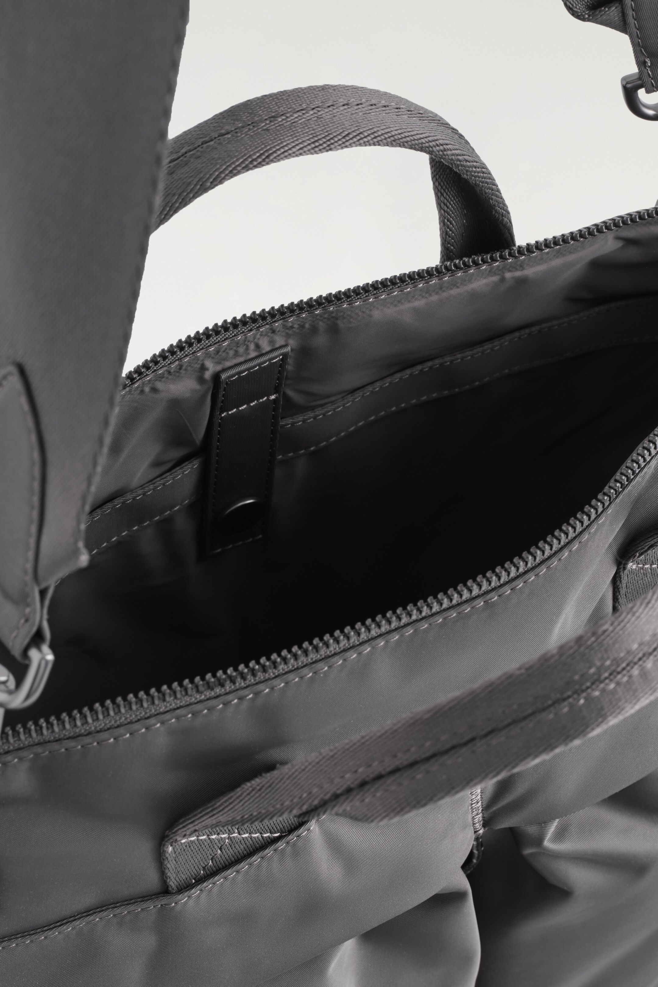 Visa större bild: TRANSIT MESSENGER BAG - NYLON - GRÅ - HERR | H&M SE 5